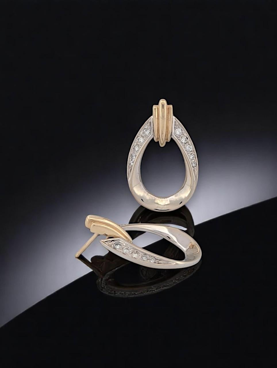Jasmine è un paio di orecchini in oro giallo 14K classici ed eleganti, impreziositi da diamanti naturali che offrono uno scintillio raffinato e senza tempo. Da indossare con disinvoltura o in modo elegante, questi orecchini offrono una raffinatezza