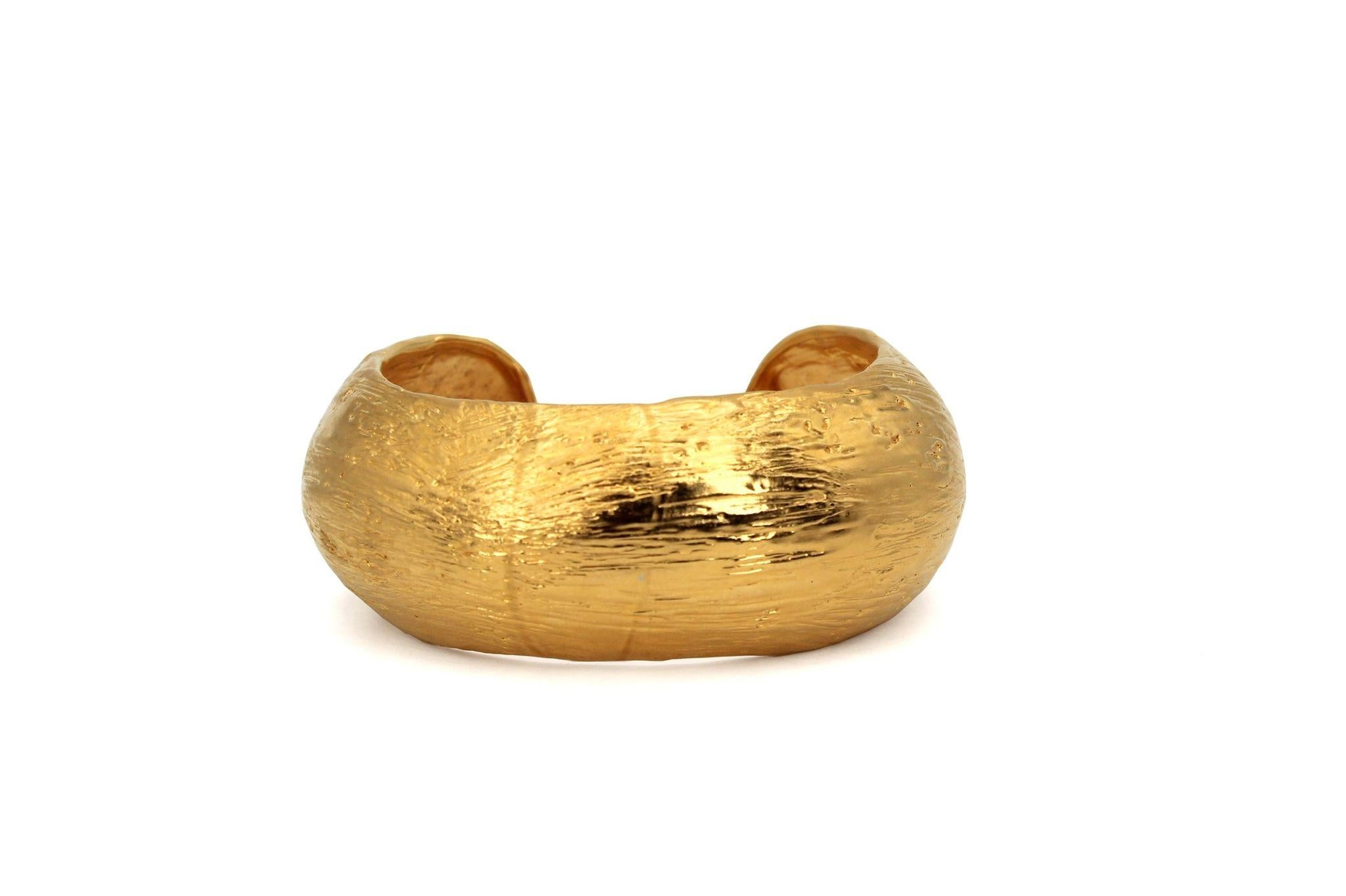 Manchette fine en bronze plaqué or
Collection'S 
Cire perdue coulée à la main
Bronze plaqué d'or 24 carats sur toute sa surface
Pièce unique
Espagne 
