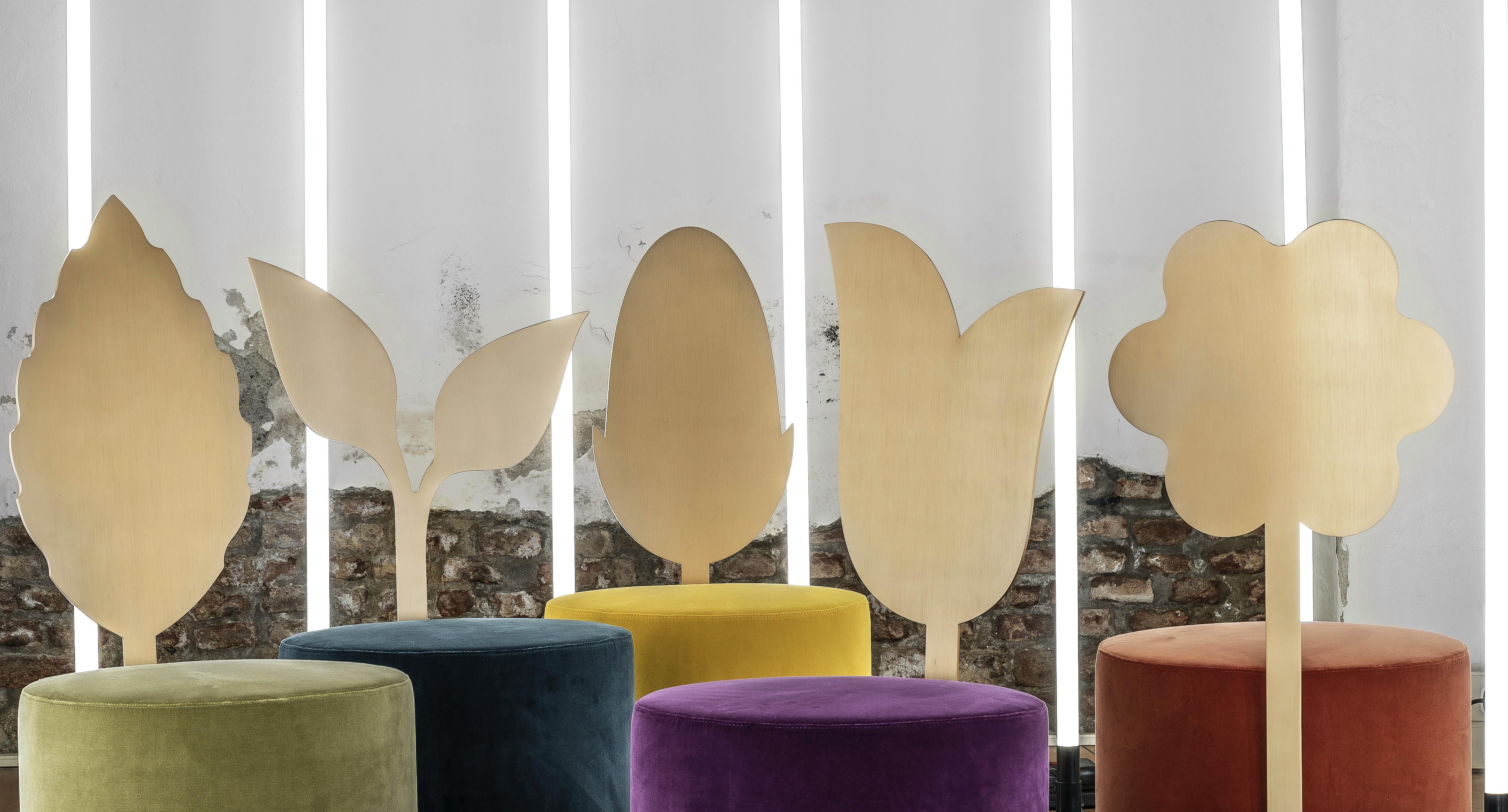 Italiano Pouf contemporaneo Jasmine in metallo e tessuto in vendita