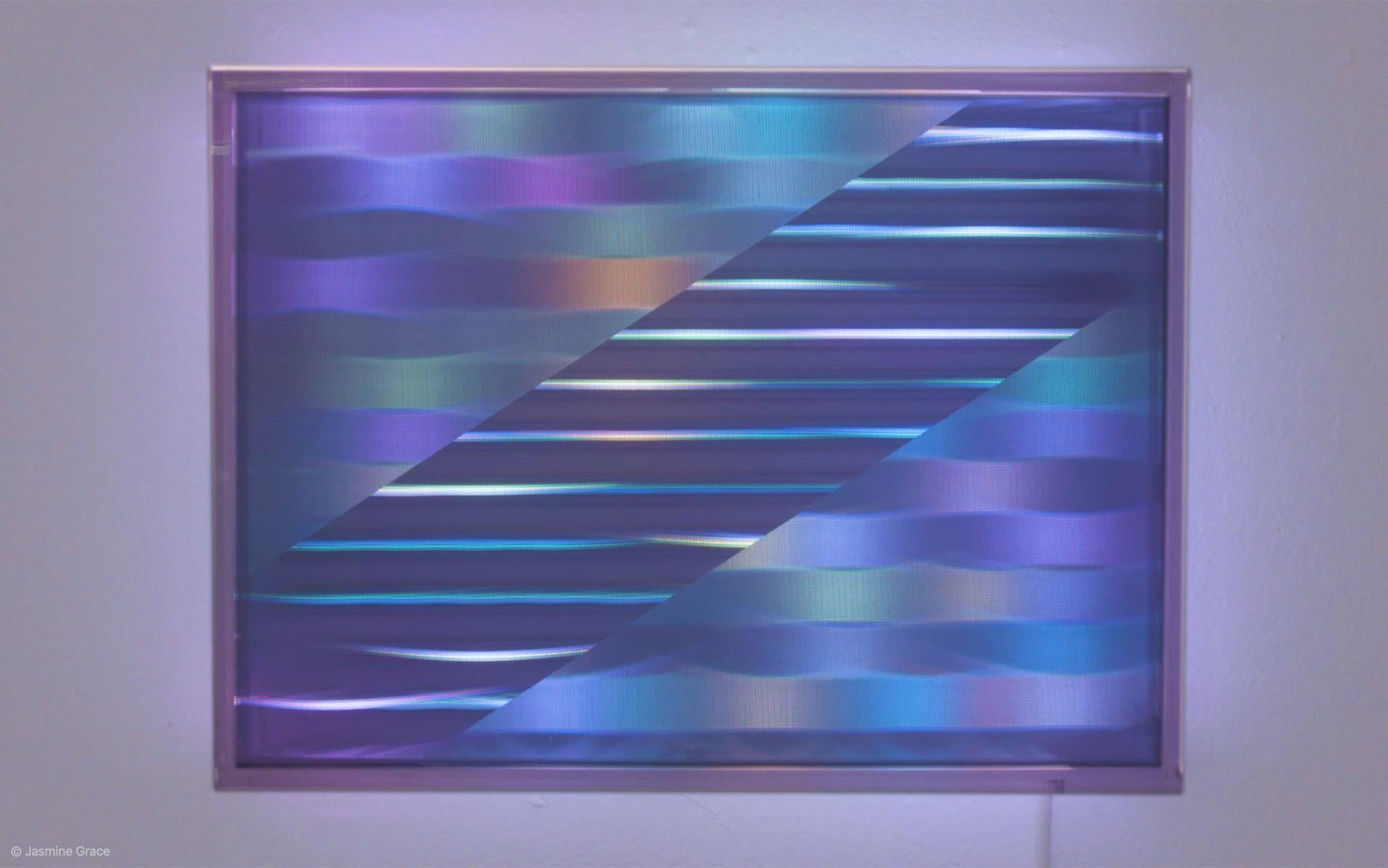 Künstler-Kommentar:
Limitierte Lentikular-LED-Wandkunst in einem rechteckigen Rahmen. Erstellt mit ständig wechselnden Mustern und Farbpaletten. Lentikulare Schichten verursachen visuelle 3D-Verschiebungen und Veränderungen aus verschiedenen