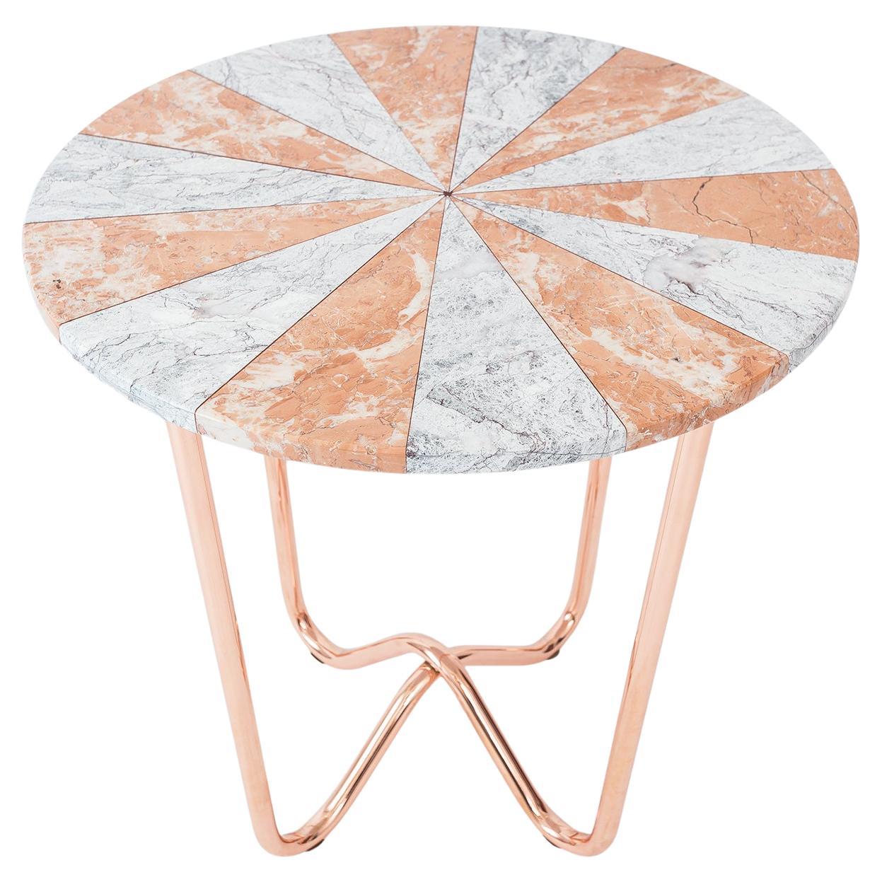 Mesa auxiliar Jasmine Pizza de Merve Kahraman, patas de cobre rosa y mármol gris