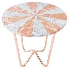 Mesa auxiliar Jasmine Pizza de Merve Kahraman, patas de cobre rosa y mármol gris