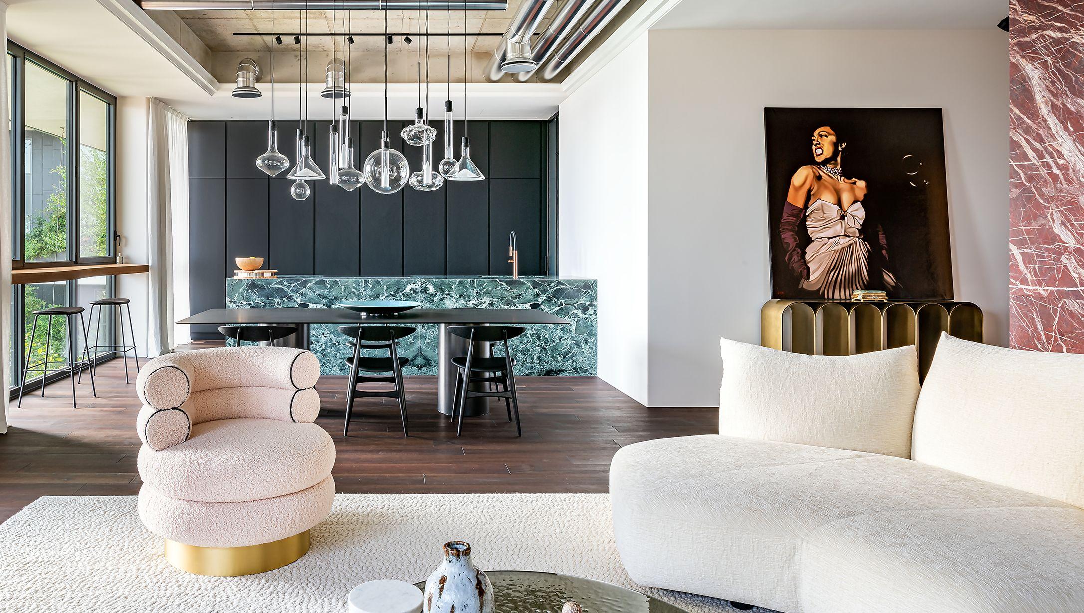 Dulce, suave y esponjoso. El elegante e intemporal Sillón Giratorio Jazmín es la última tendencia.
La tapicería lisa y la forma del sillón recuerdan el concepto de un jazmín en flor. El Sillón Giratorio Jasmine es un nuevo icono atemporal.

COMO EN