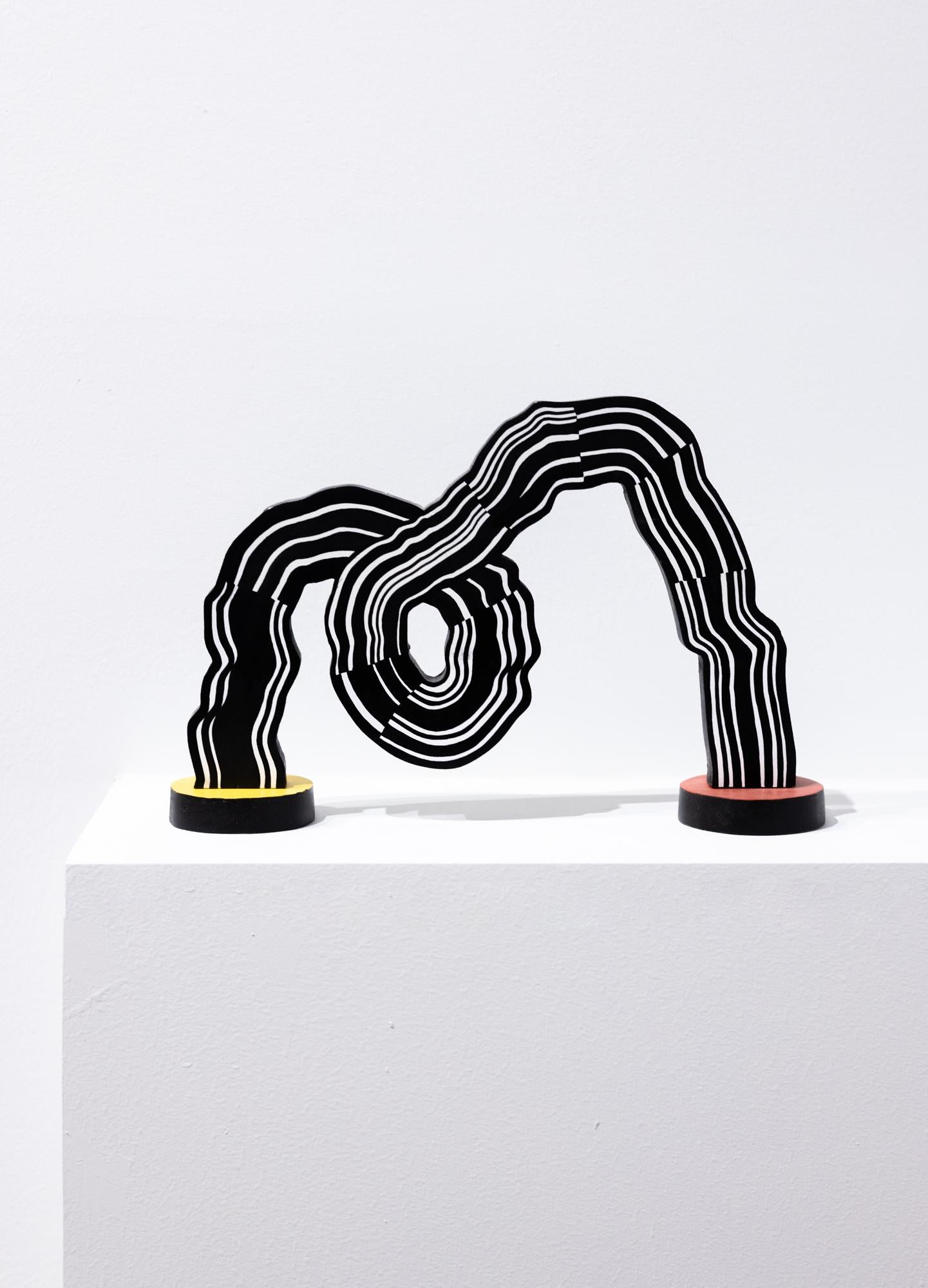 "Bind" Obra de madera en bucle blanco/negro, rojo y amarillo de Jason Andrew Turner