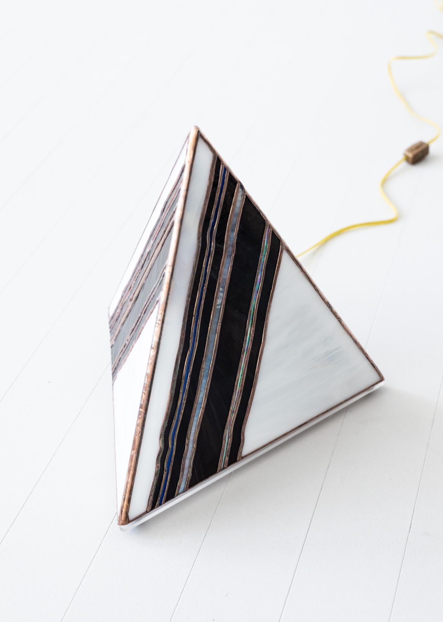 Lampe pyramide au coup de pinceau, verre teinté à la main, motif abstrait - Sculpture de Jason Andrew Turner