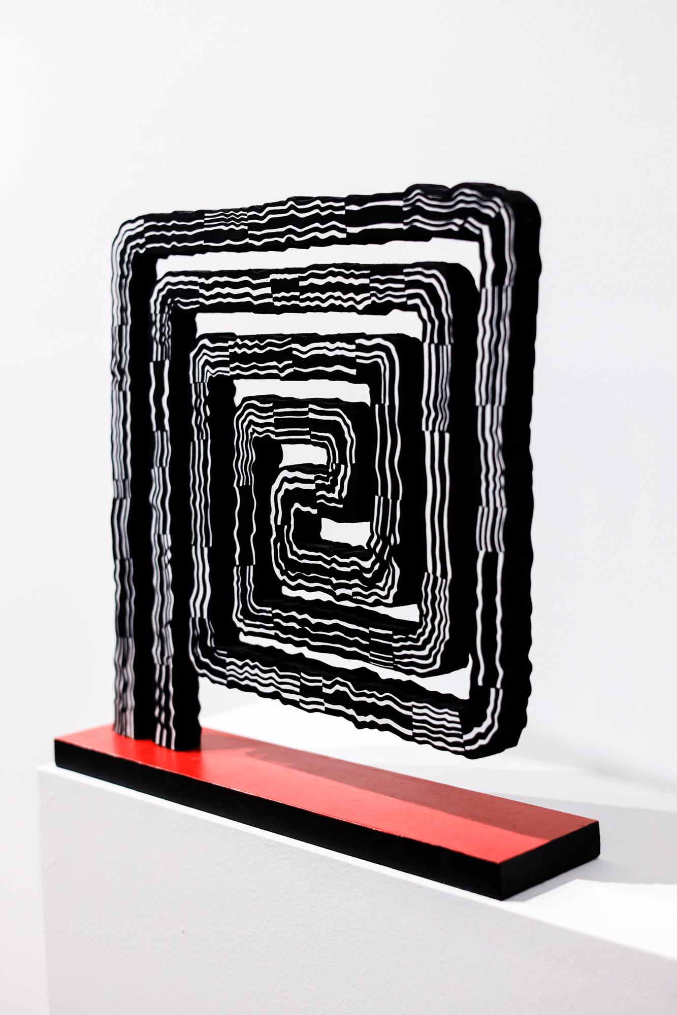 Scultura quadrata in legno a spirale 