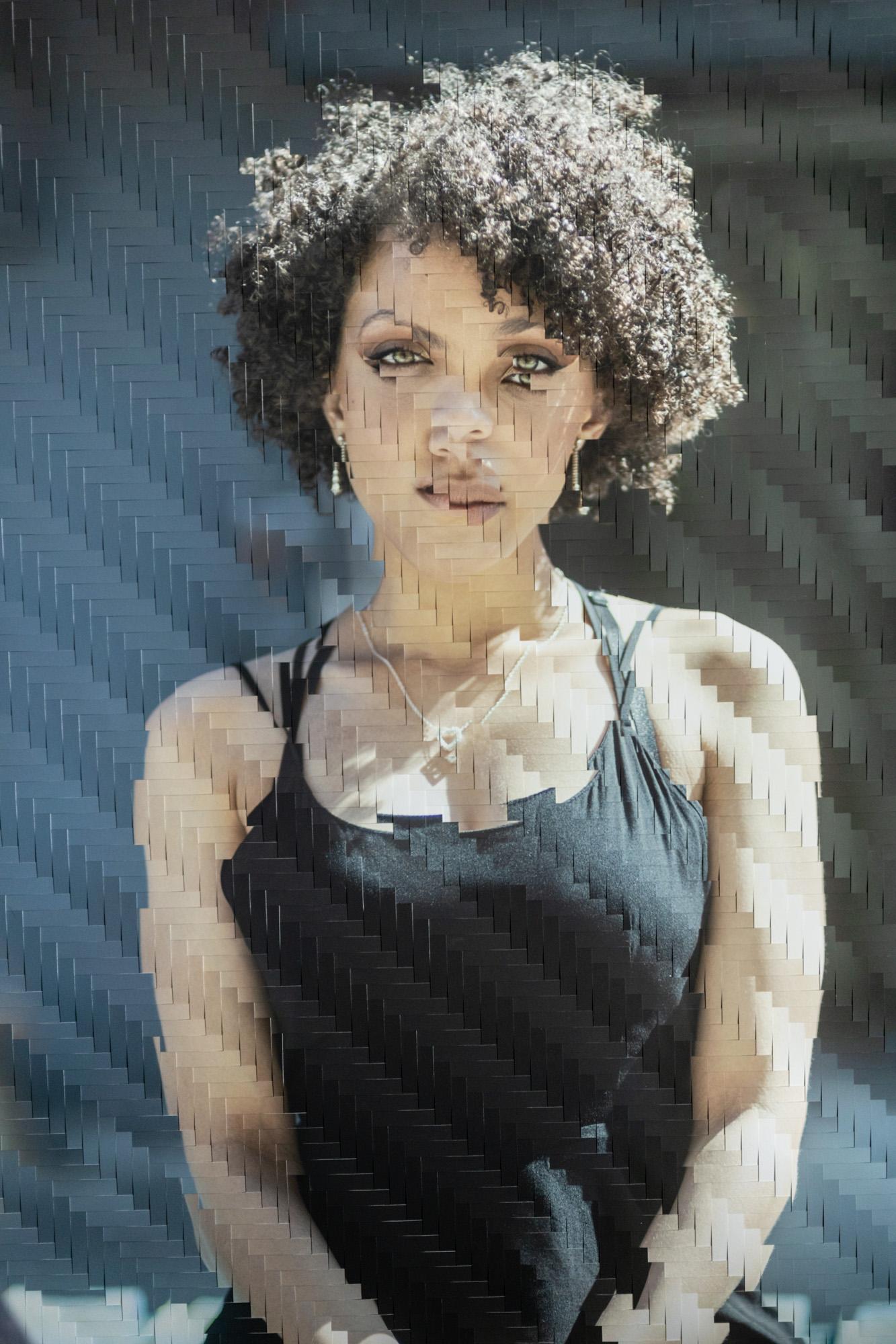 Regard inévitable - Contemporain Photograph par Jason Chen