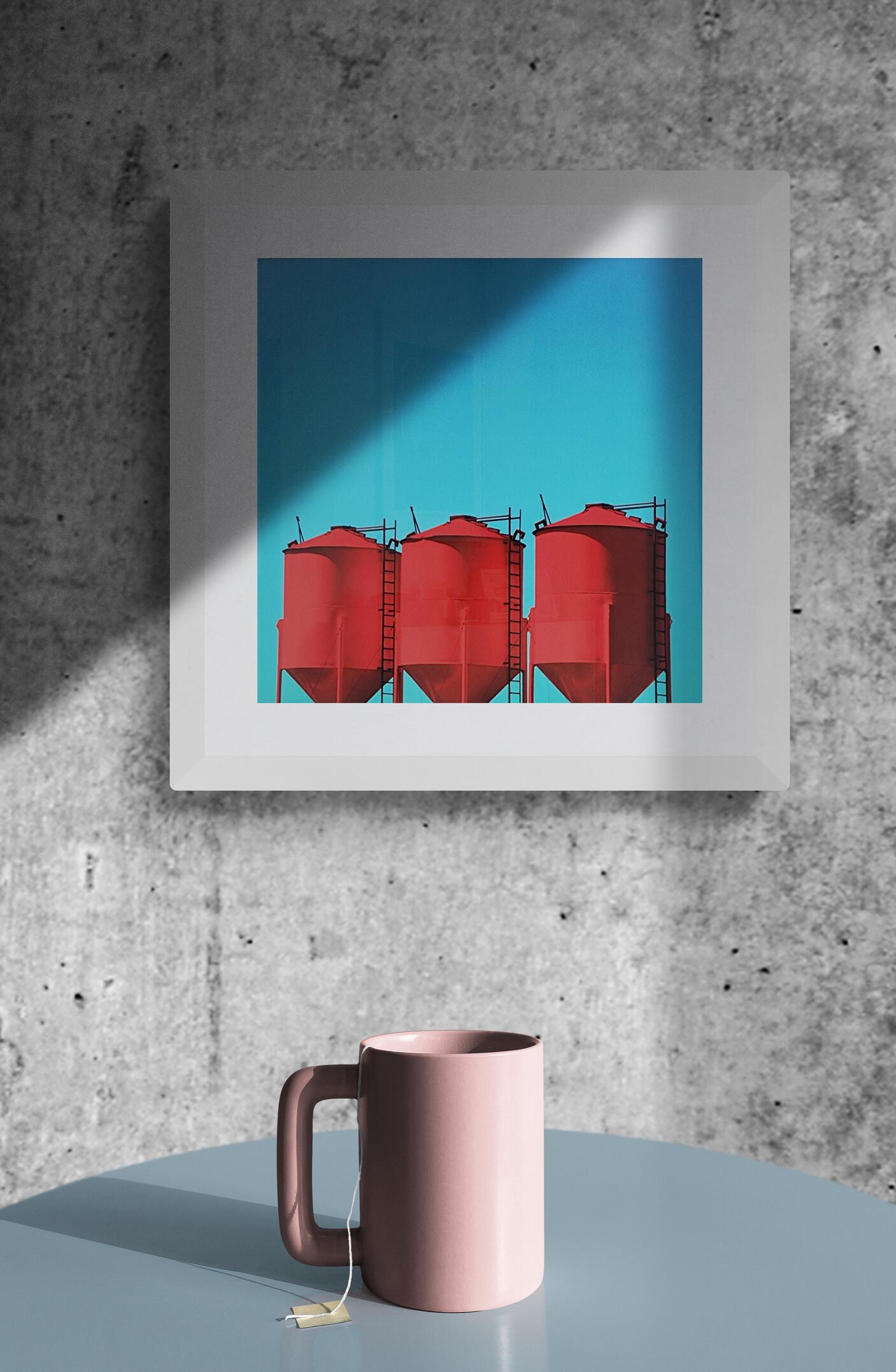 Rote Grain Bins (Americana, Pop Art, Mittlerer Westen, Lebendig, 28% OFF- LIMITED TIME) – Photograph von Jason Dailey