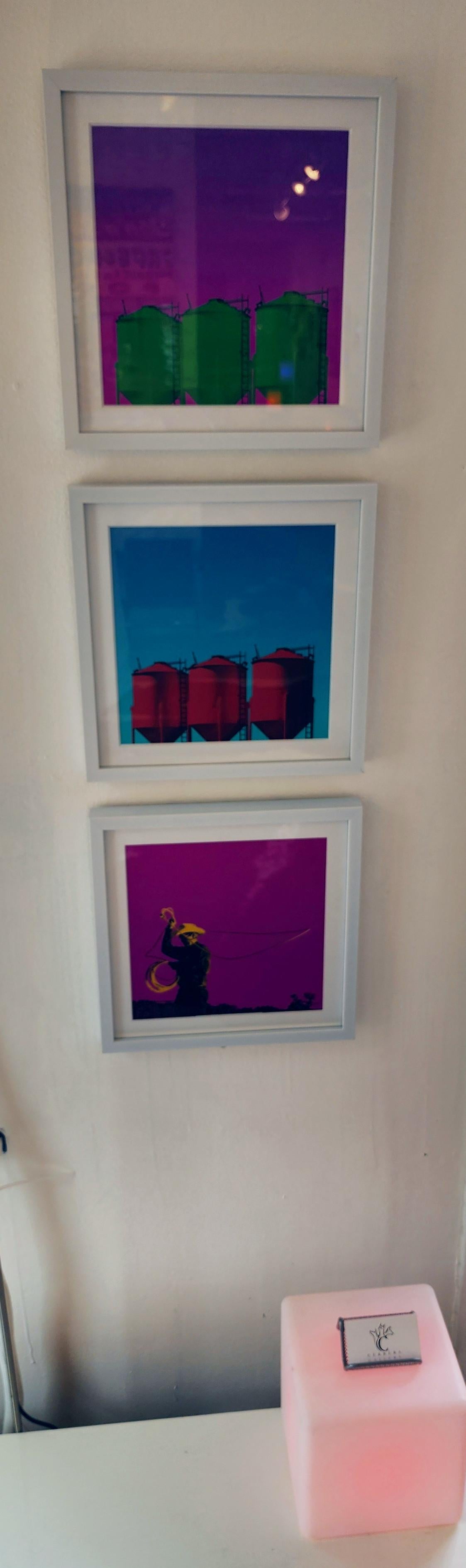Rote Grain Bins (Americana, Pop Art, Mittlerer Westen, Lebendig, 28% OFF- LIMITED TIME) im Angebot 1