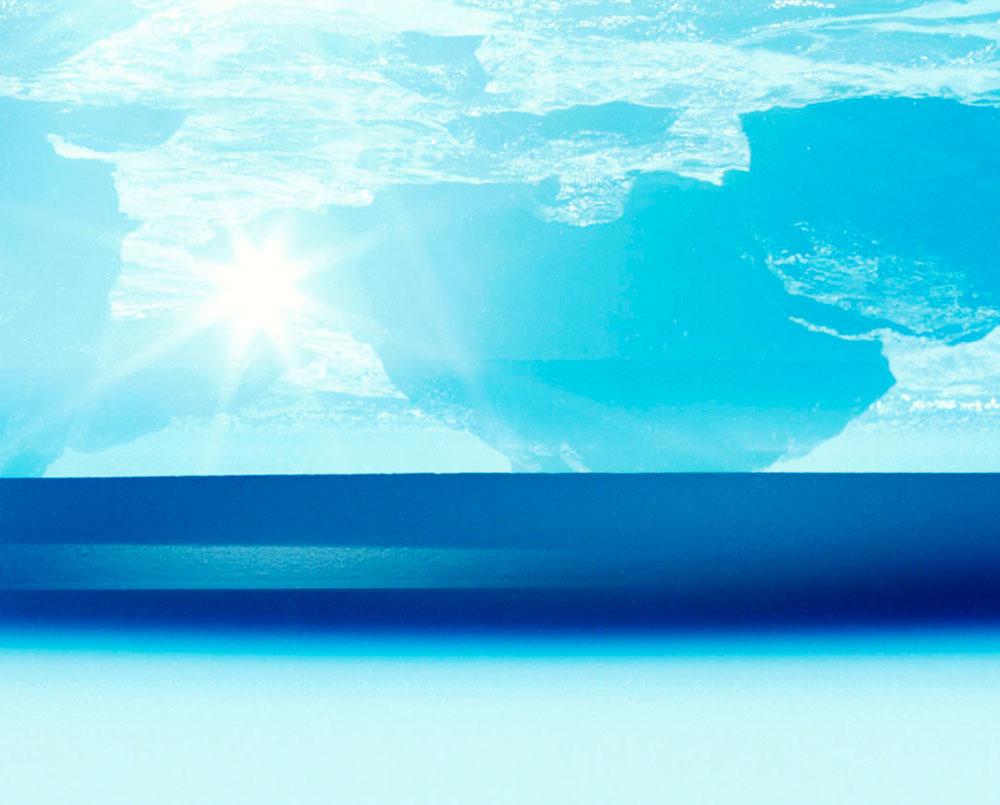 Verschiebung des Rahmens  101 (Abstrakte Fotografie) (Blau), Abstract Photograph, von Jason Engelund