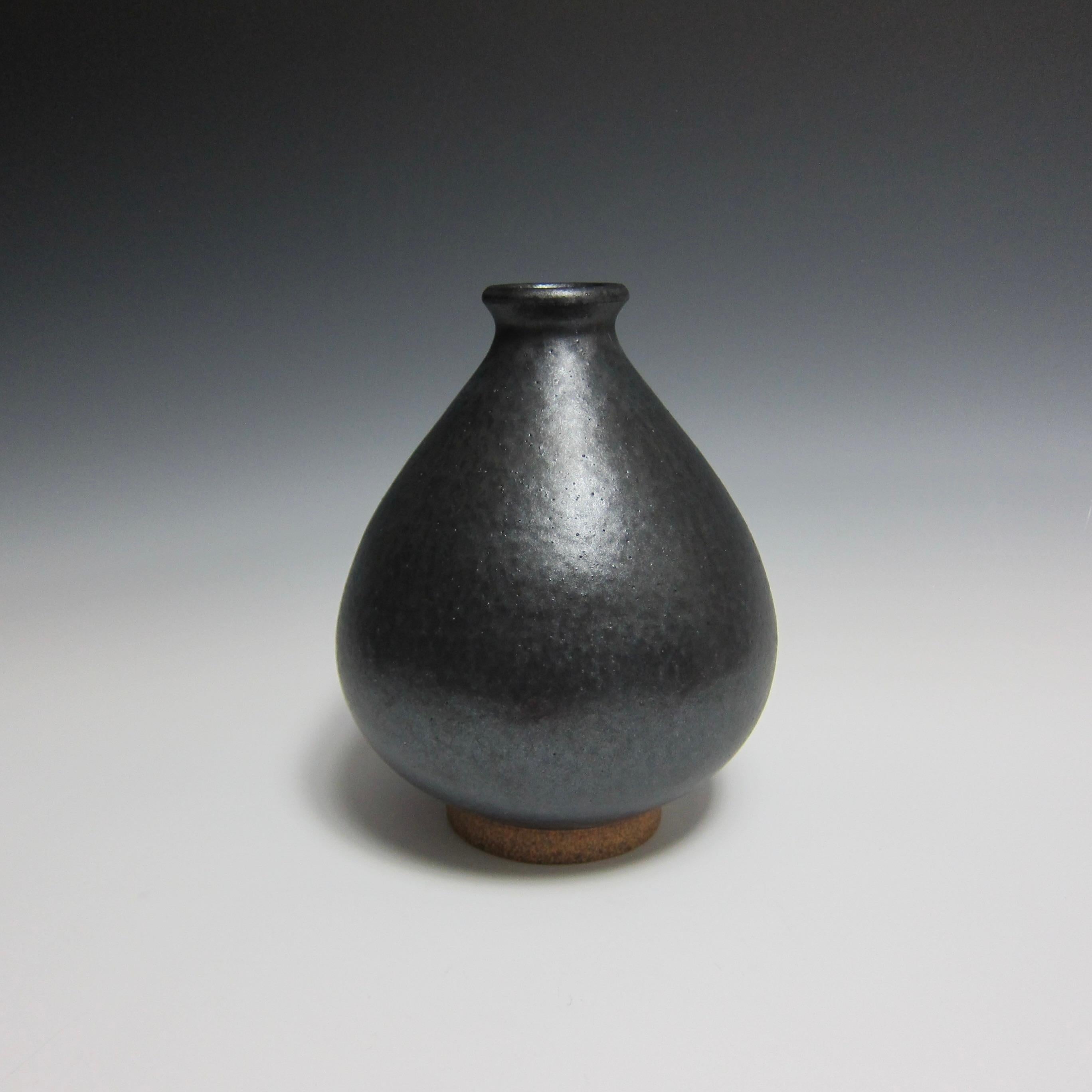 Vase / Bouteille de fleurs en céramique moulée au tour par Jason Fox

Dans le cadre de sa série Flower Bottle, l'artiste céramiste contemporain américain Jason Fox s'inspire de l'antique silhouette coréenne du même nom pour créer un vase parfait