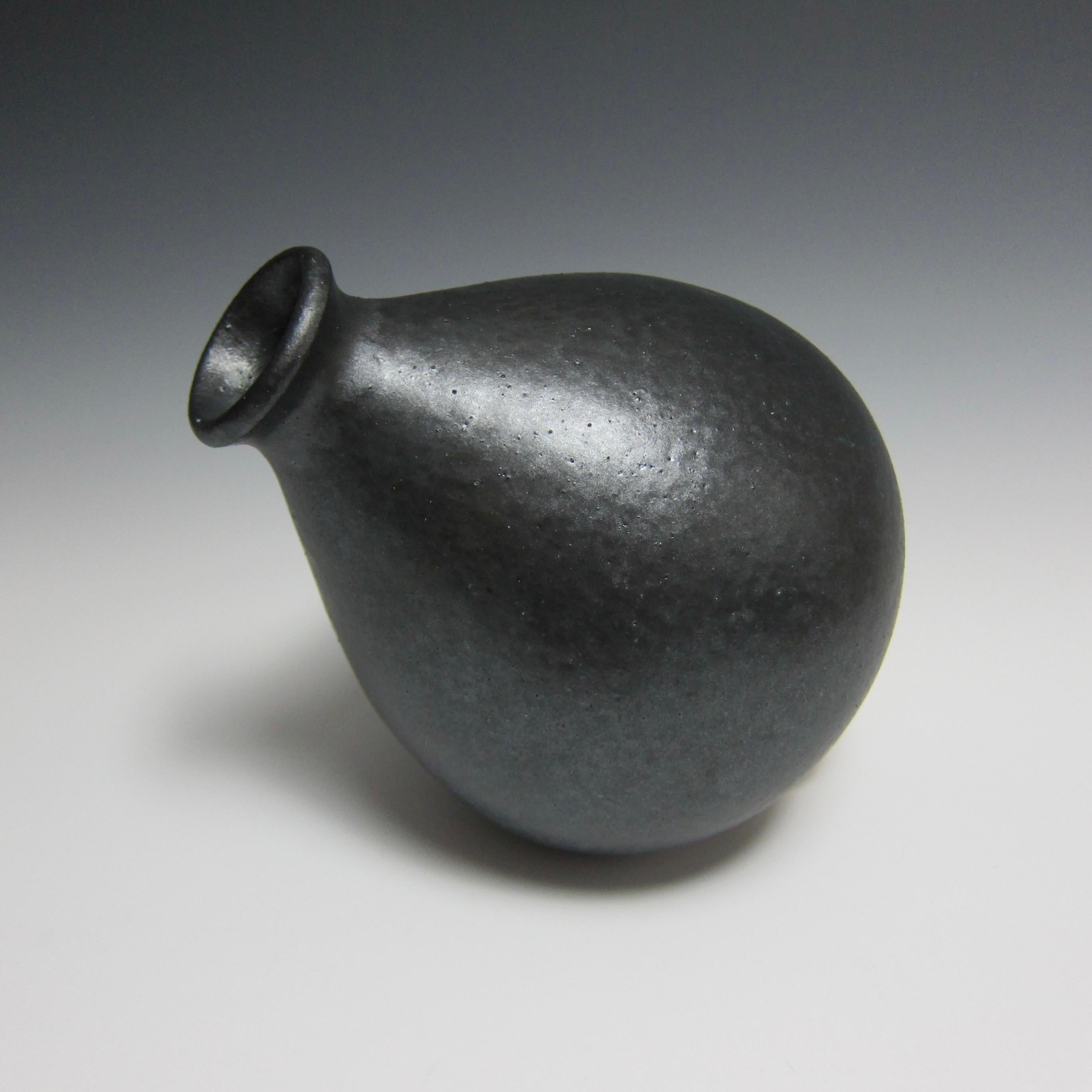 Moderne Jason Fox vase/boîte à fleurs en céramique noire mate en vente