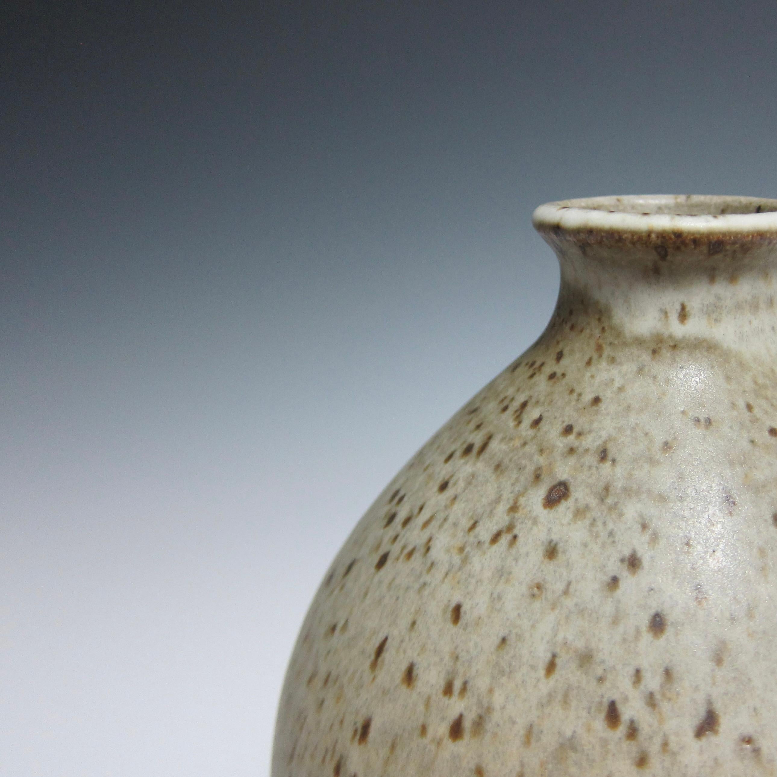 Jason Fox Wheel Thrown Speckled White Ceramic Vase / Flower Bottle In New Condition For Sale In Burbank, CA