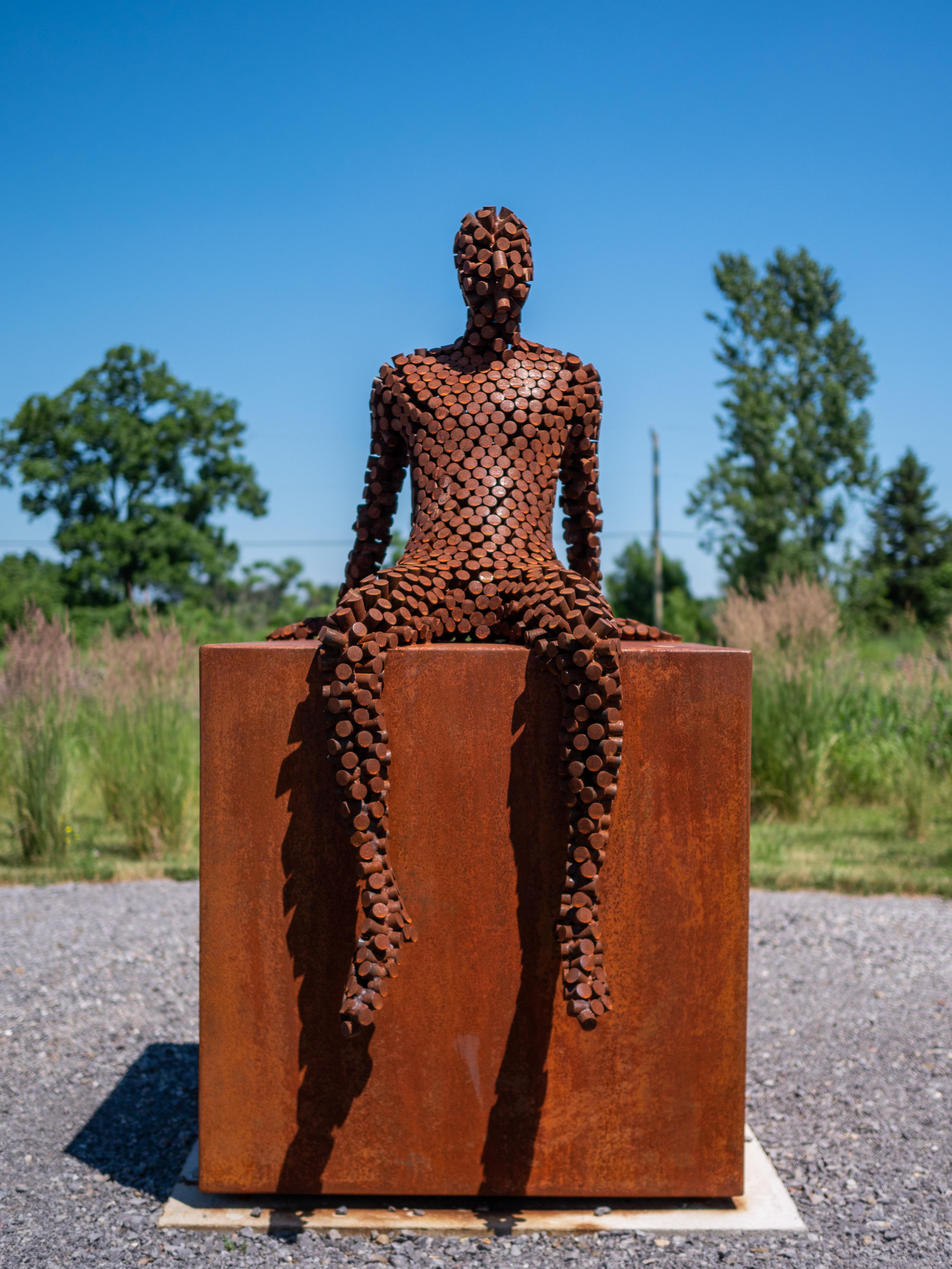 View From the North - große:: rote:: männliche Figur:: Skulptur aus Cortenstahl für den Außenbereich (Zeitgenössisch), Sculpture, von Jason Kimes