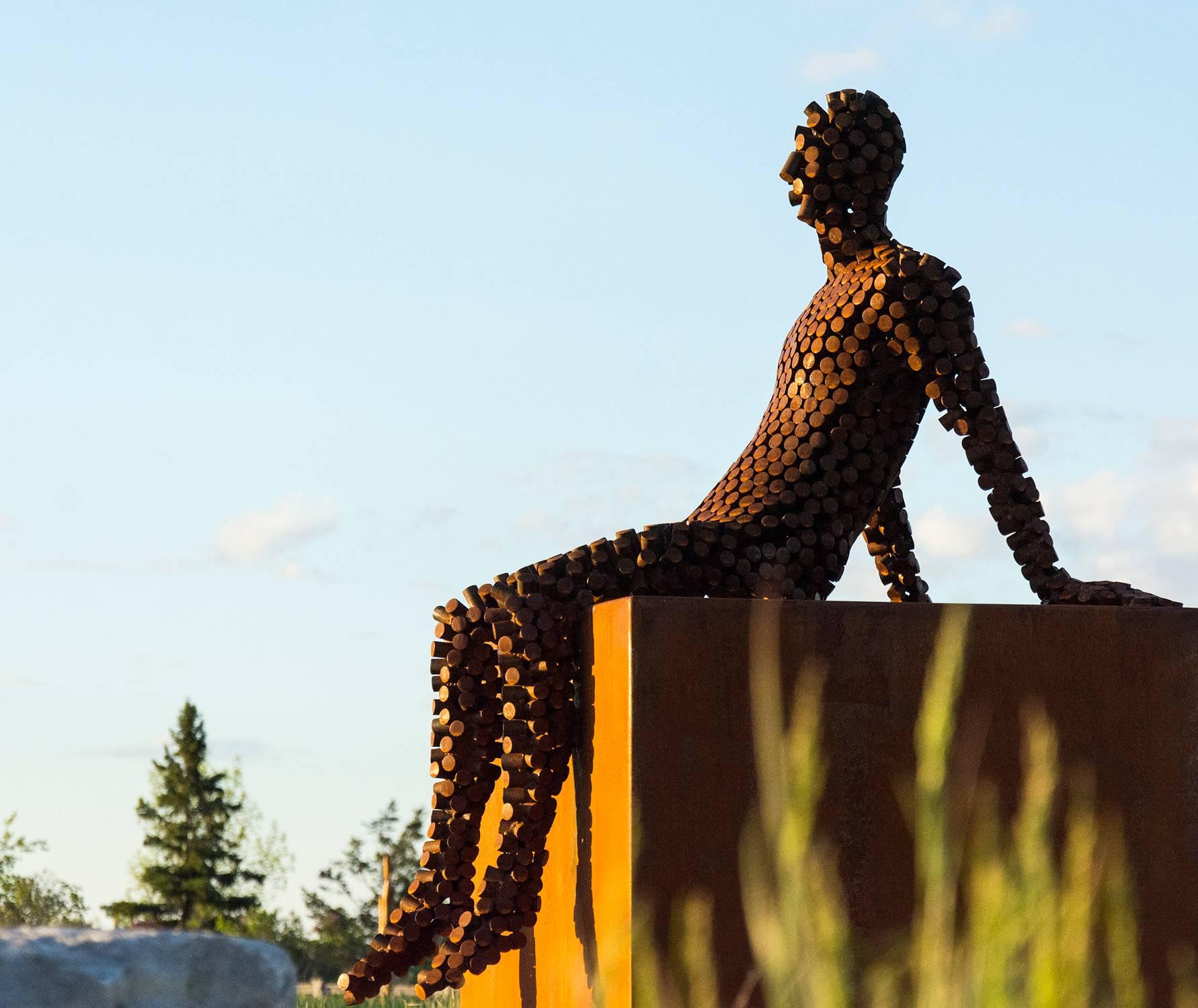 View From the North - große:: rote:: männliche Figur:: Skulptur aus Cortenstahl für den Außenbereich – Sculpture von Jason Kimes