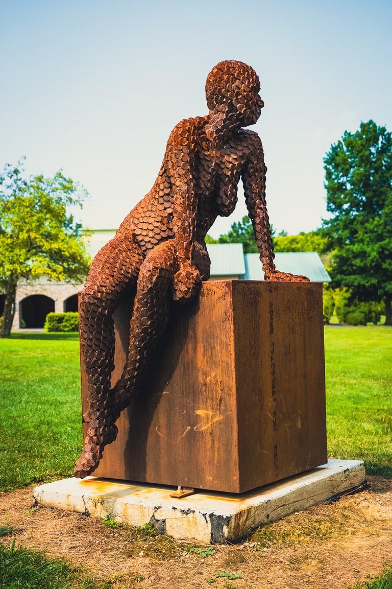 Jason Kimes - Grande sculpture d'extérieur en acier Corten de style  Anticipation, représentant une femme en rouille En vente sur 1stDibs