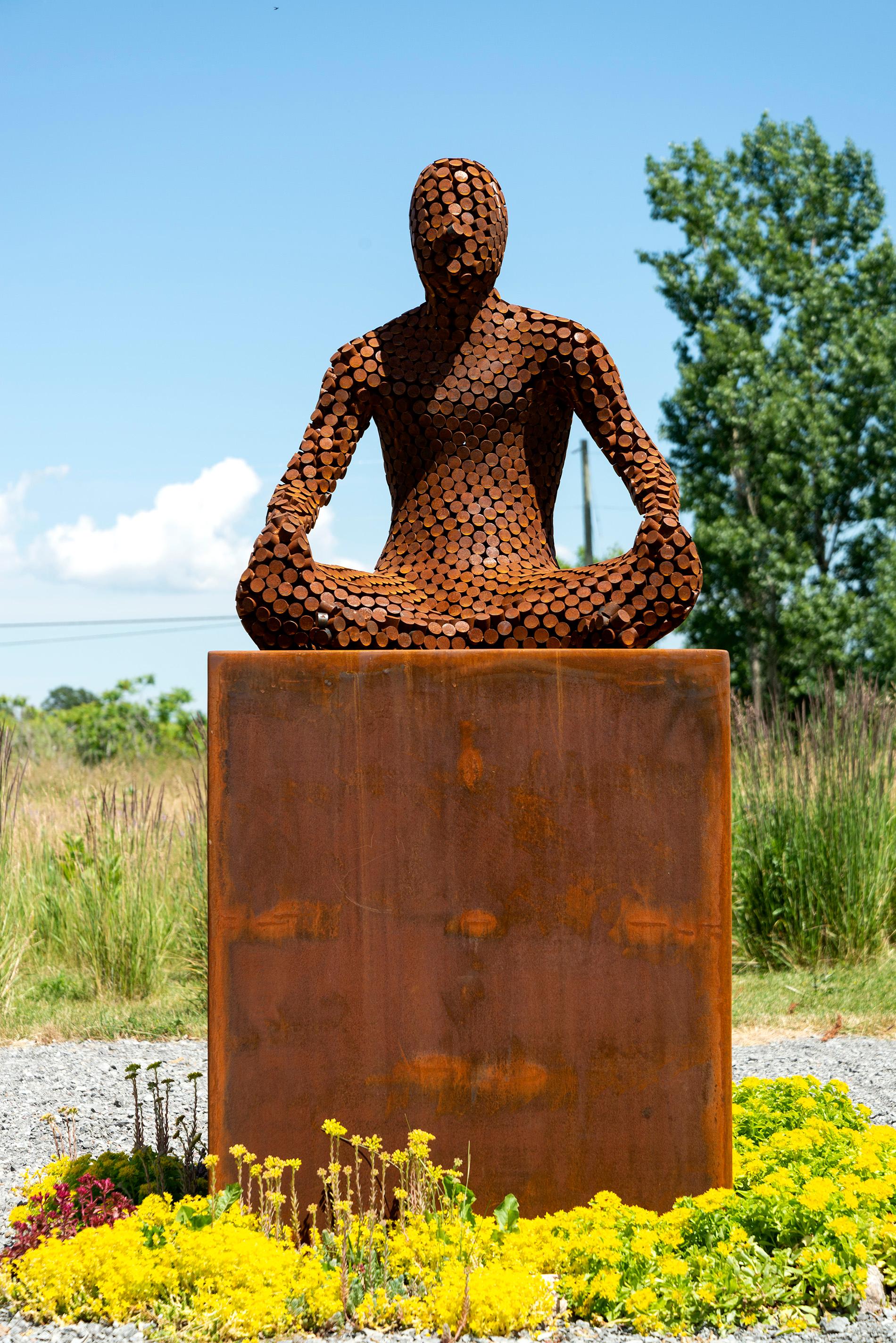 Meditazione II - grande figura maschile arrugginita, scultura da esterno in acciaio Steele - Sculpture Contemporaneo di Jason Kimes