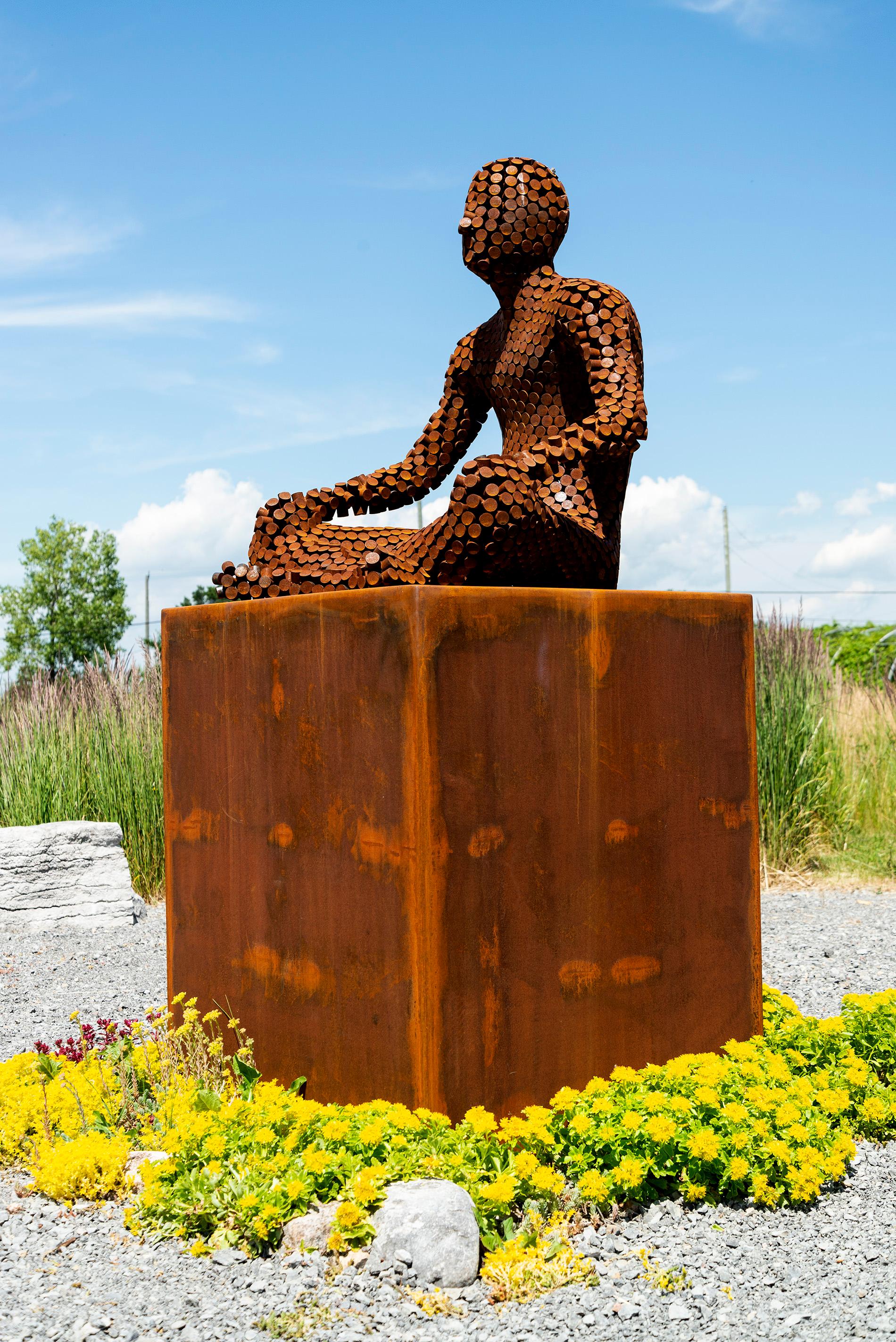 Meditazione II - grande figura maschile arrugginita, scultura da esterno in acciaio Steele - Sculpture di Jason Kimes