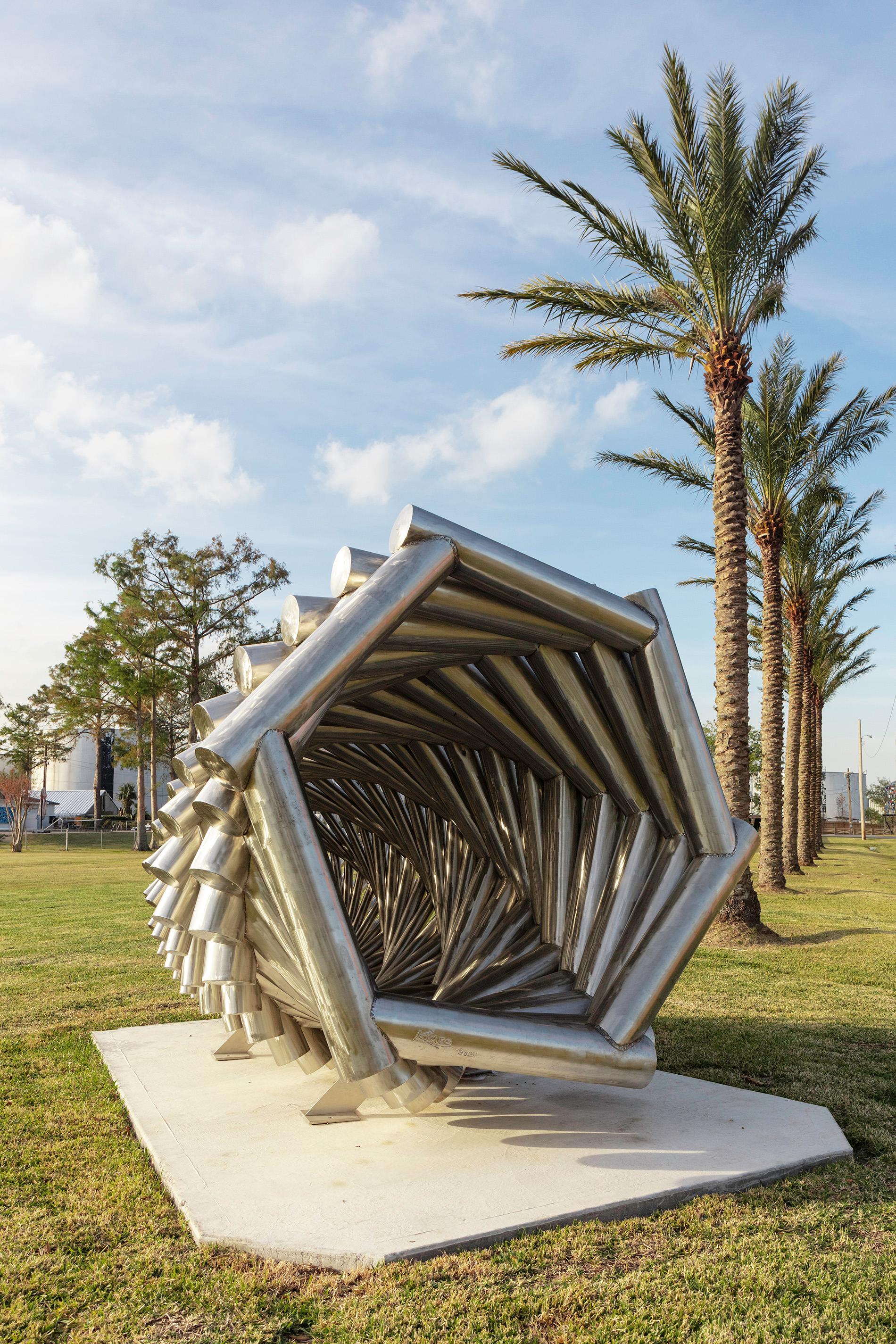 Grand nid, complexe, géométrique, abstrait, en acier inoxydable, sculpture d'extérieur - Gris Abstract Sculpture par Jason Kimes