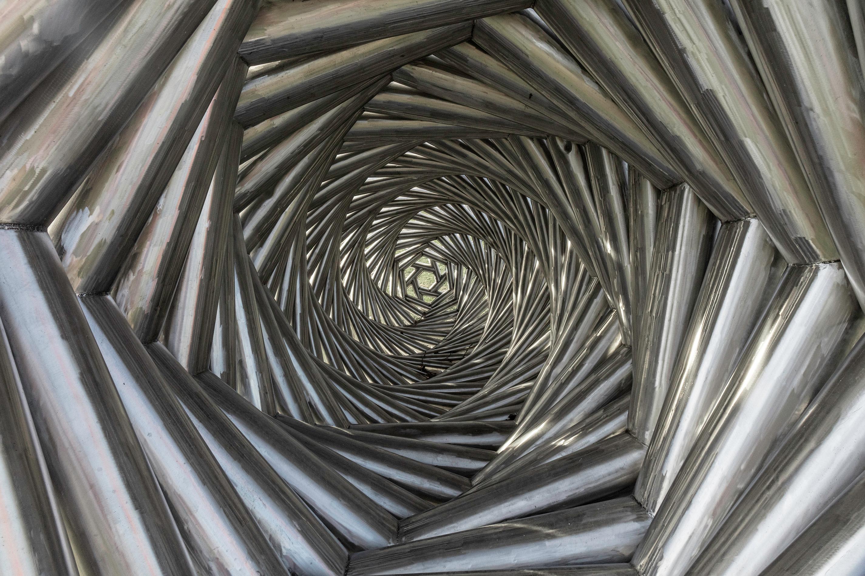 Cette superbe sculpture extérieure de l'artiste américain Jason Kimes a été inspirée par la forme remarquablement complexe et magnifique d'un nid d'oiseau. Forgé dans de l'acier inoxydable poli, chaque cylindre est fixé dans un motif en forme de