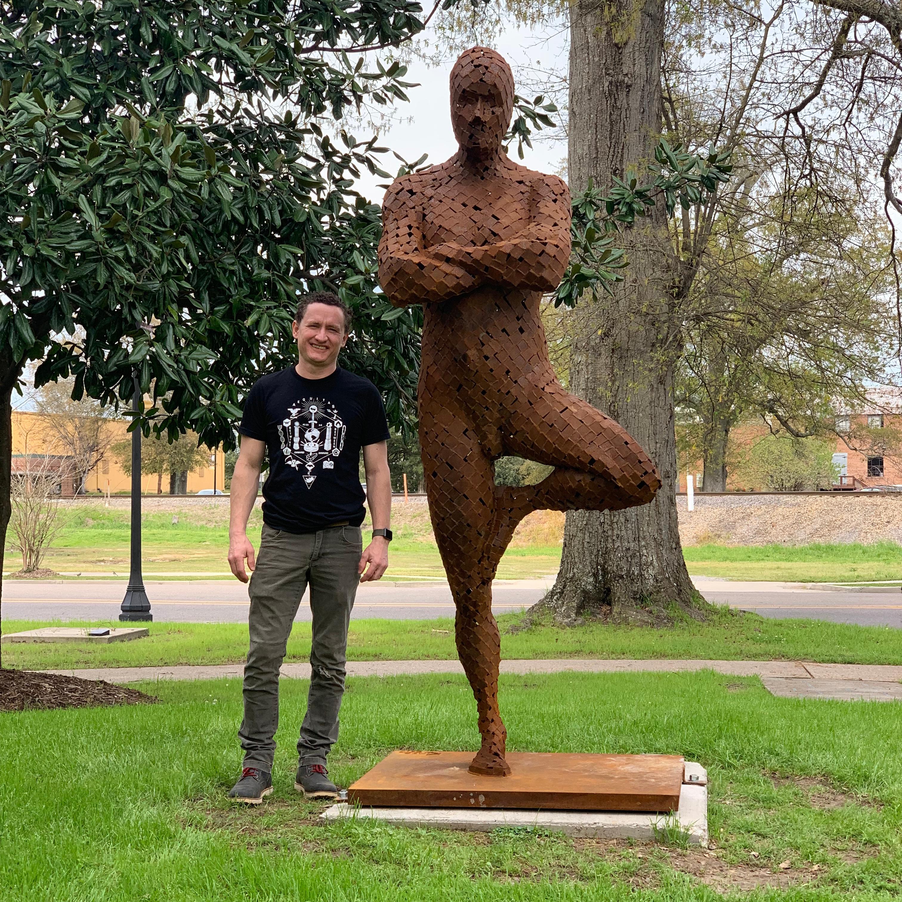 Capacidad Positiva - gran escultura de acero corten para exteriores, figura masculina oxidada en venta 1