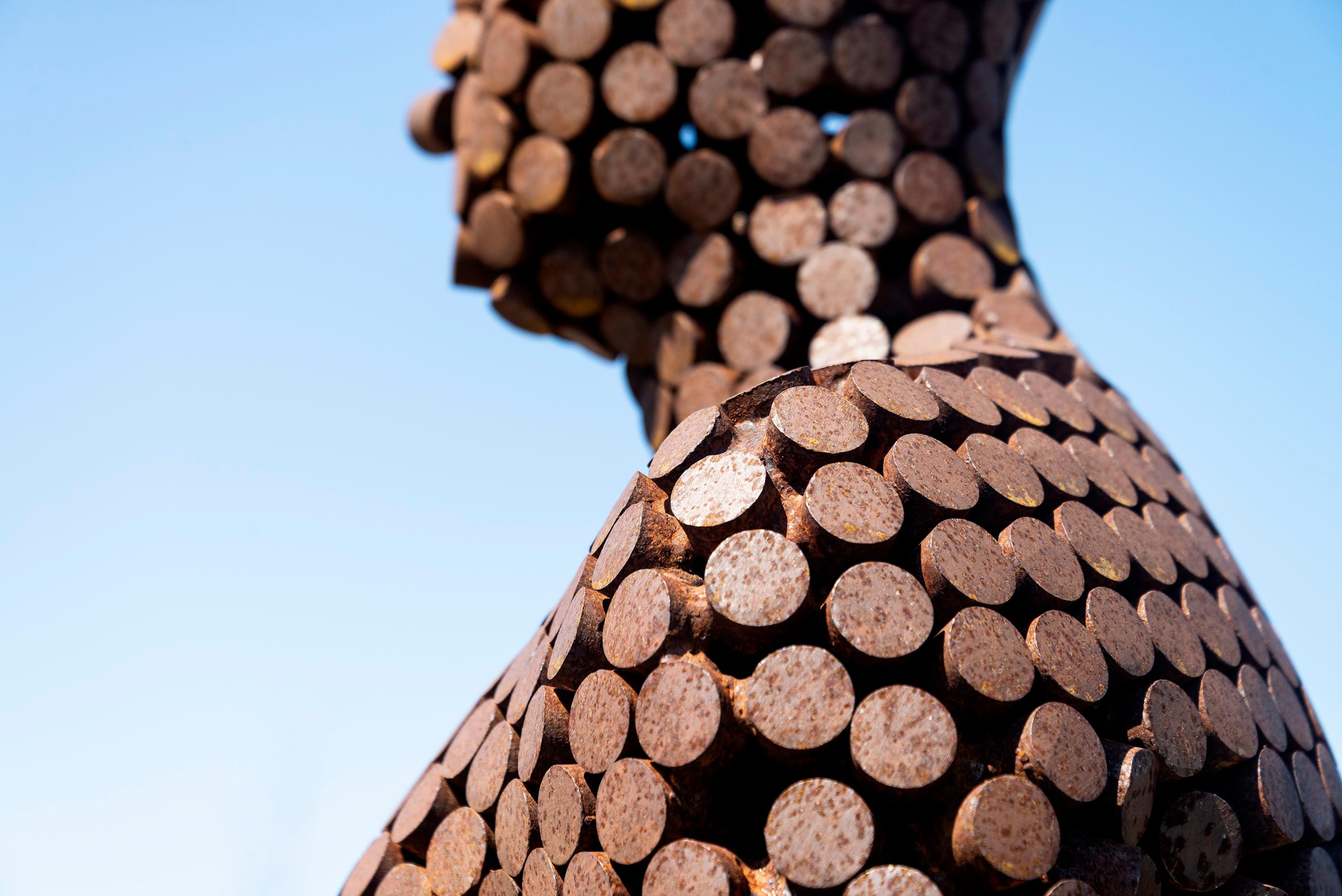 Centinela - gran figura masculina oxidada, escultura de acero corten para exteriores 5
