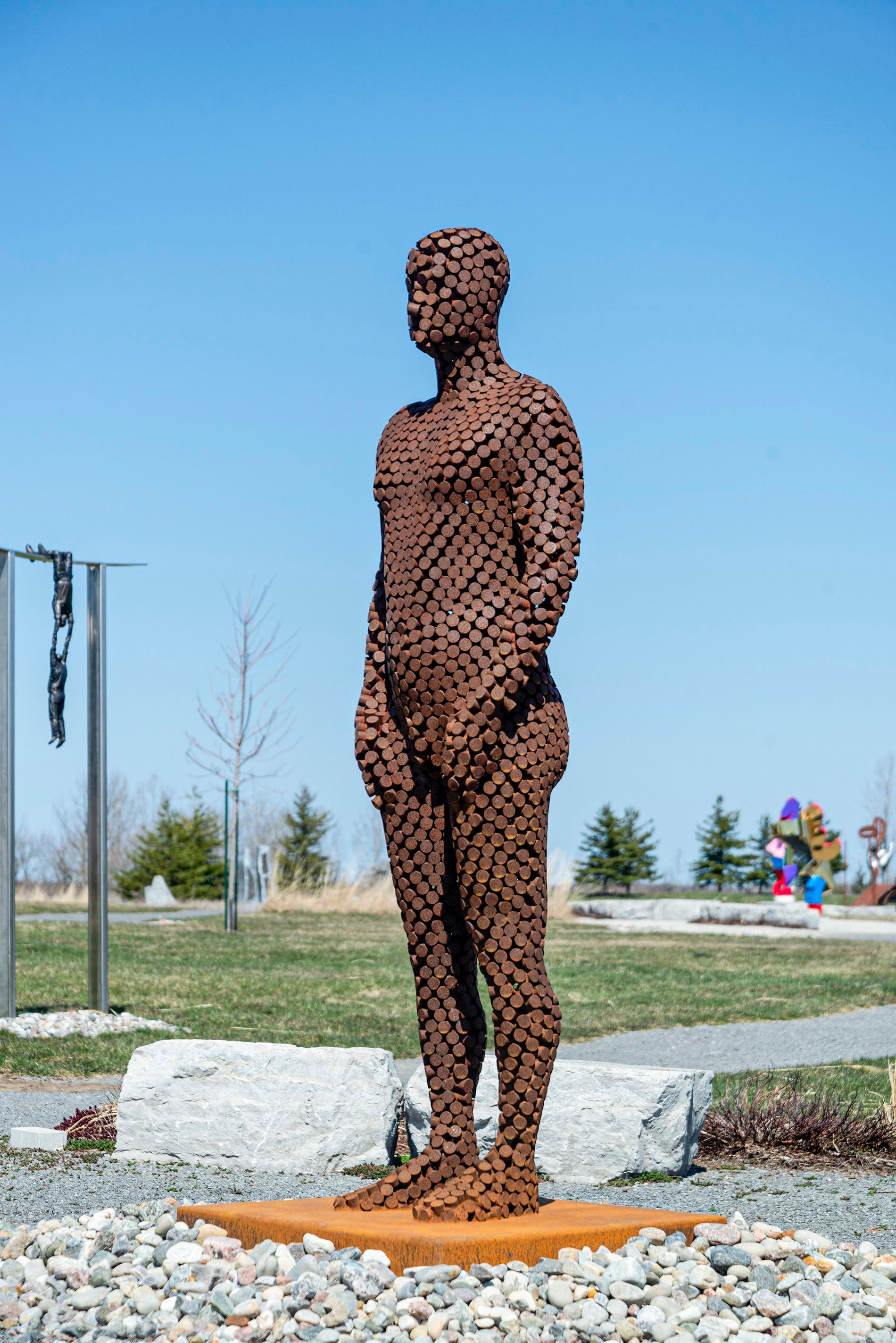 Sentinel – große, rote, männliche Figur aus Cortenstahl für den Außenbereich – Sculpture von Jason Kimes