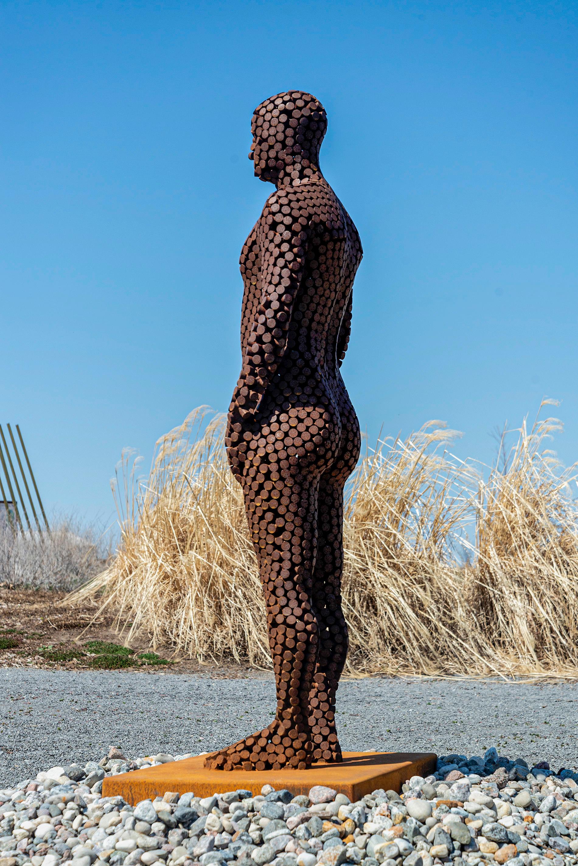 Sentinel - grande figure masculine rouillée, sculpture d'extérieur en acier Corten - Contemporain Sculpture par Jason Kimes