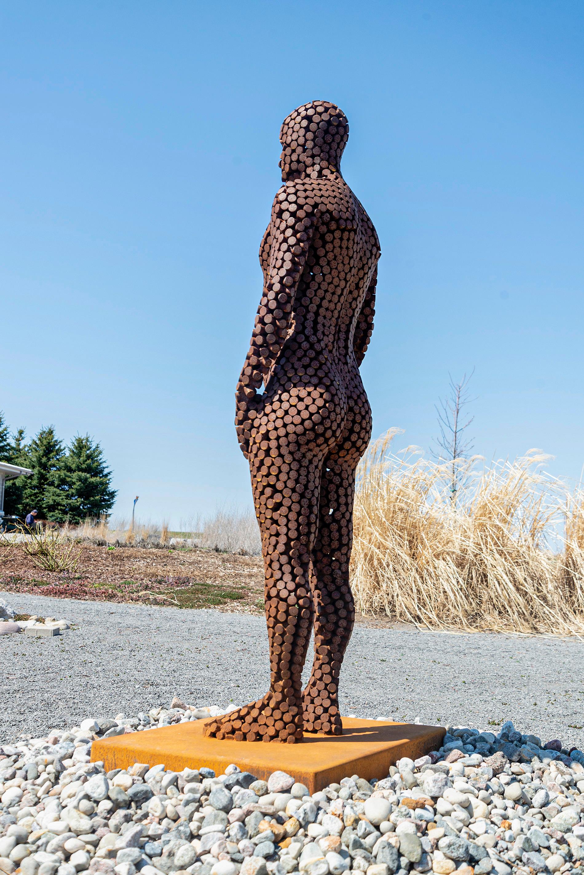 Centinela - gran figura masculina oxidada, escultura de acero corten para exteriores 2