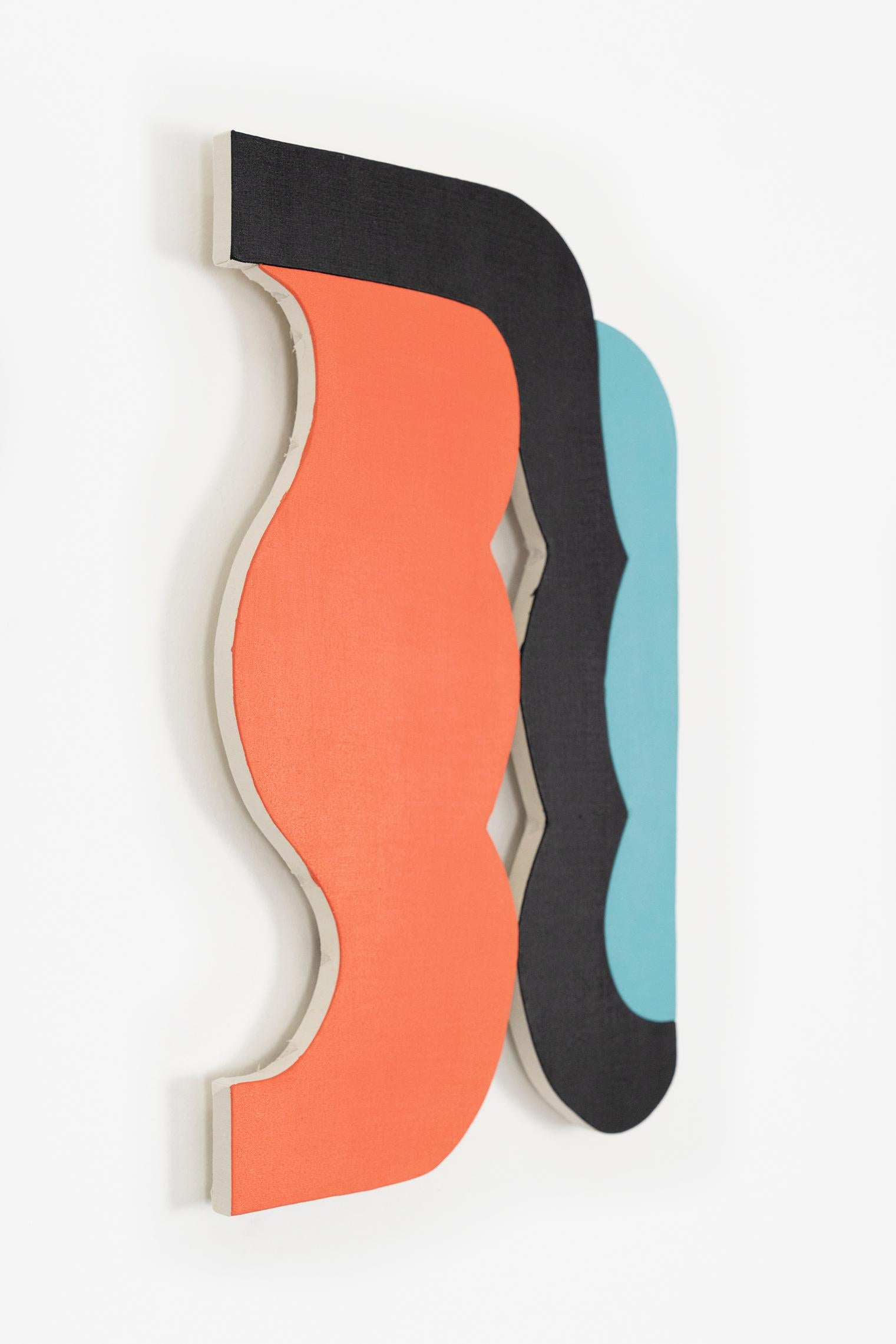„21-9“ Wandskulptur – orange, teal, blau, schwarz, lachs, kühn, klein – Sculpture von Jason Matherly