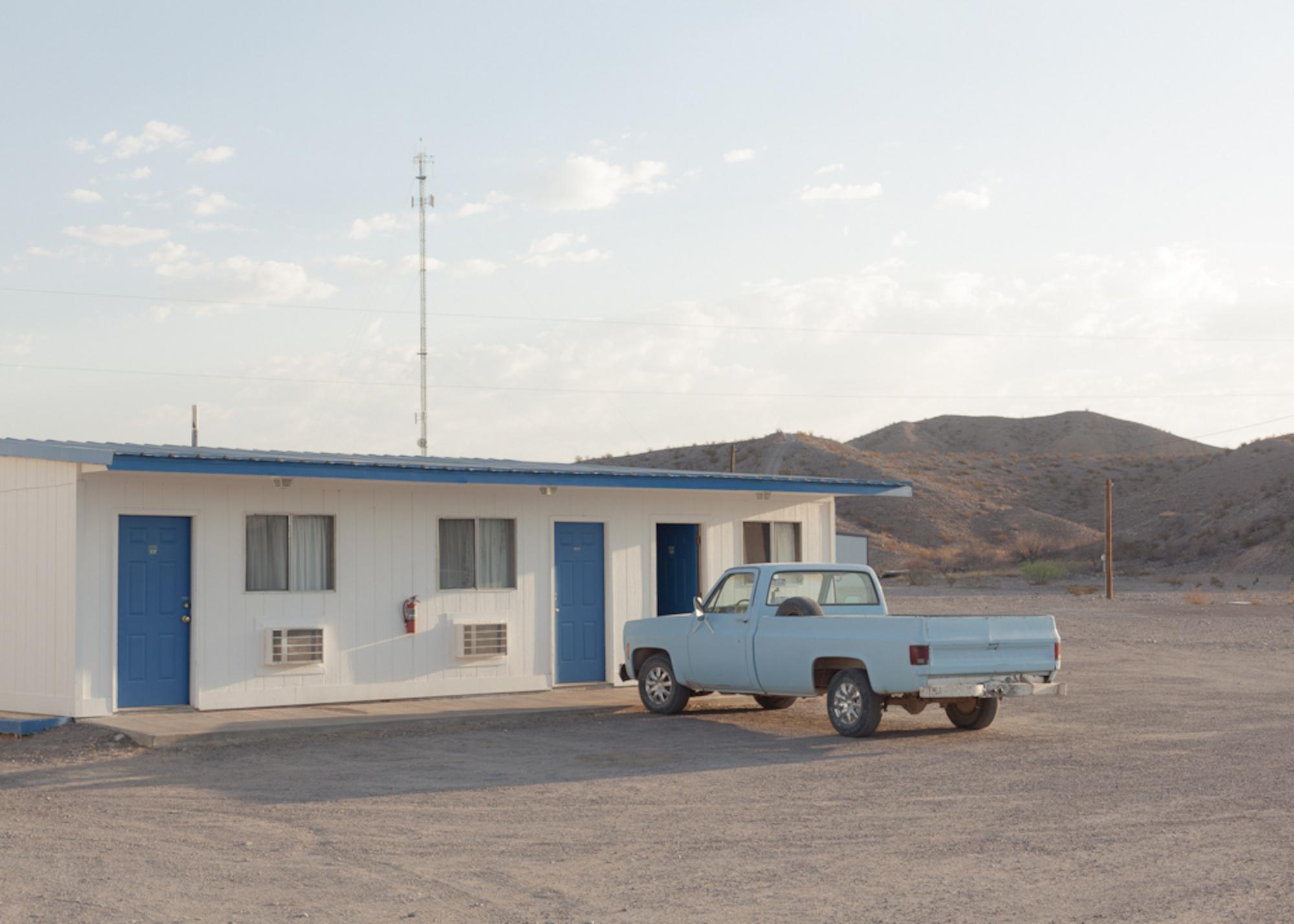 Jason Reed Color Photograph – Motel Parking Lot – amerikanische Landschaftsfotografie des 21. Jahrhunderts