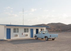 Motel Parking Lot – amerikanische Landschaftsfotografie des 21. Jahrhunderts