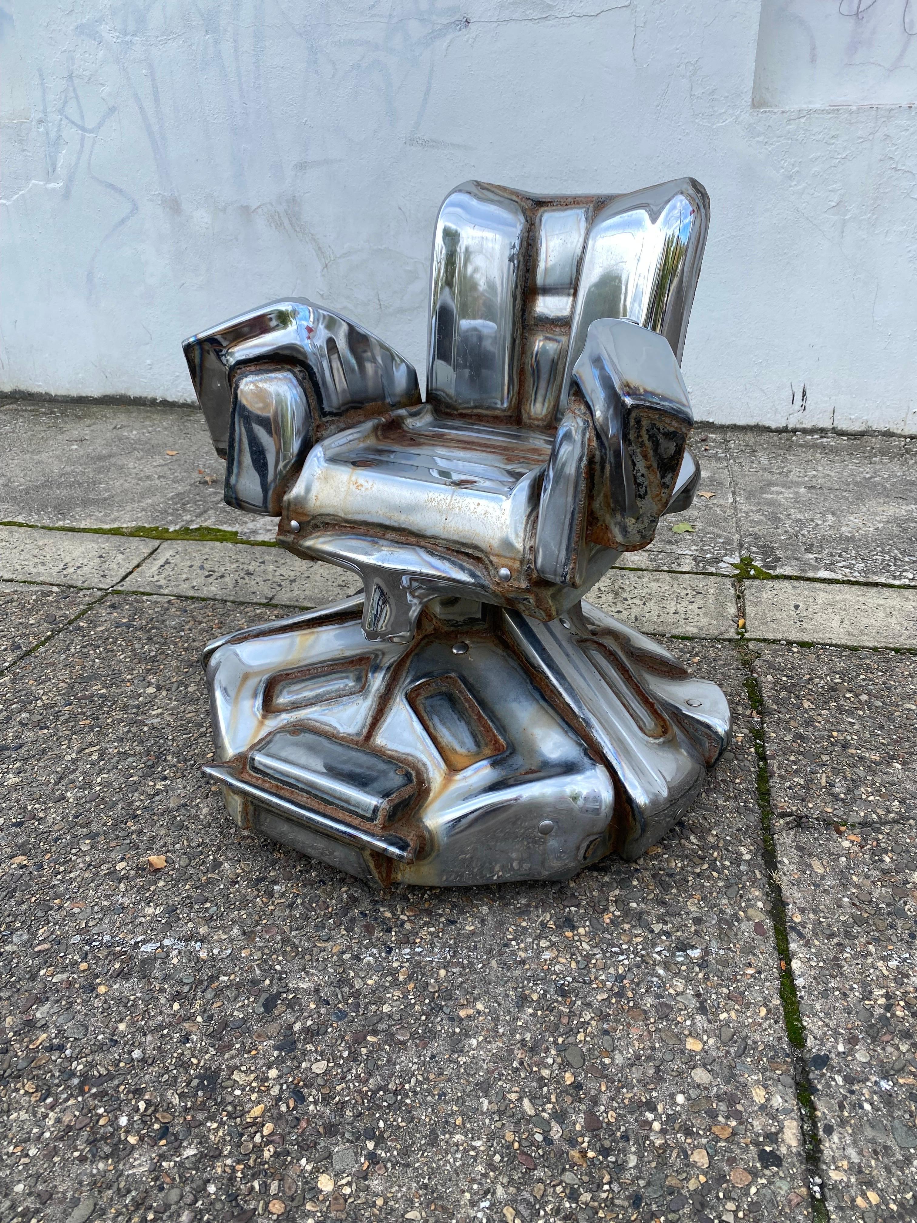 Jason Seley 1919- 1983,  Chaise longue pivotante en chrome.  Magnifiquement réalisé avec des pare-chocs de voitures des années 50 et 60.  Le fauteuil est doté d'un mécanisme de rotation qui permet de l'élever ou de l'abaisser, ainsi que de roues