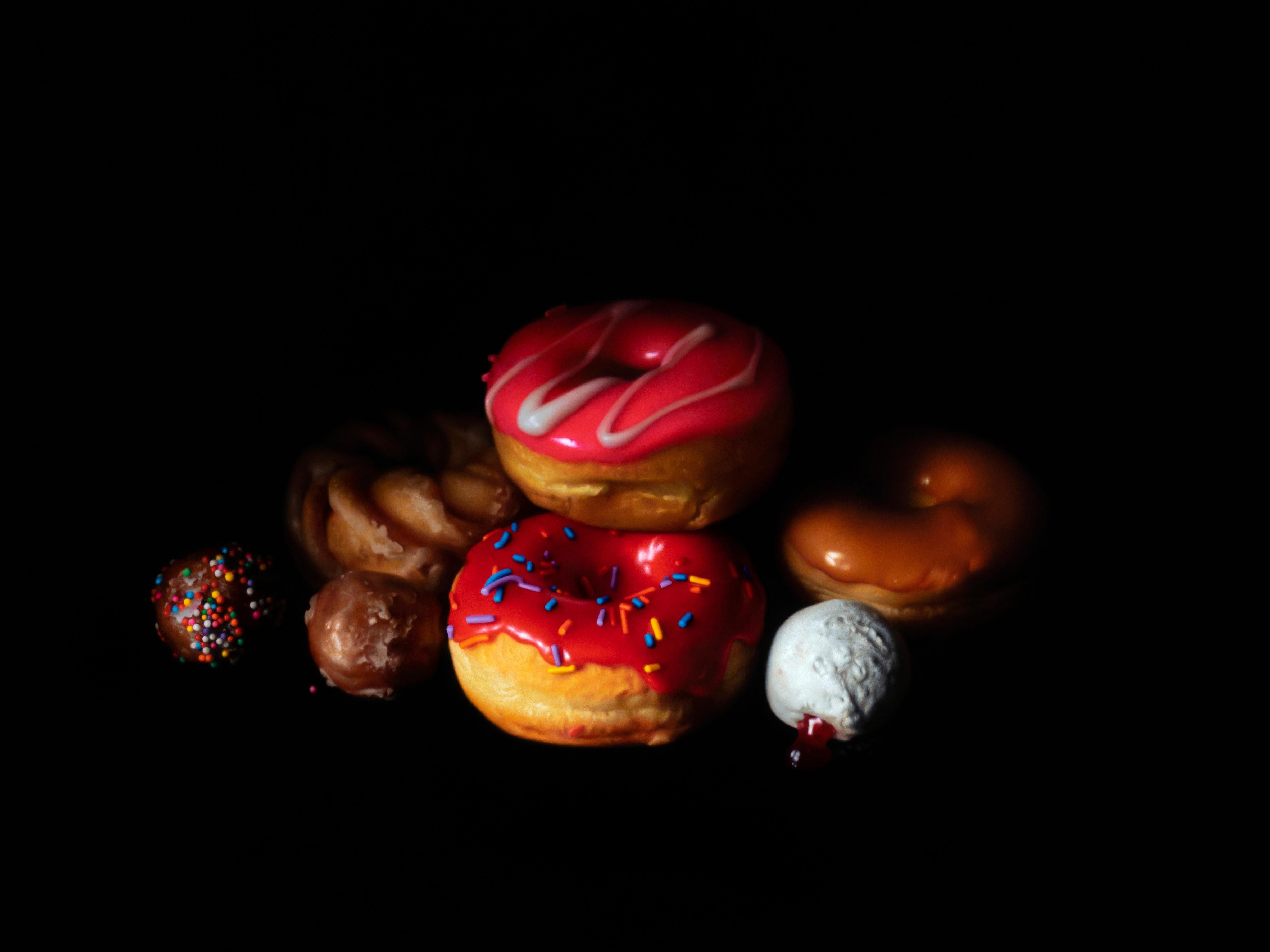 Jason Walker Still-Life Painting – "Donut-Stapel" Ölgemälde