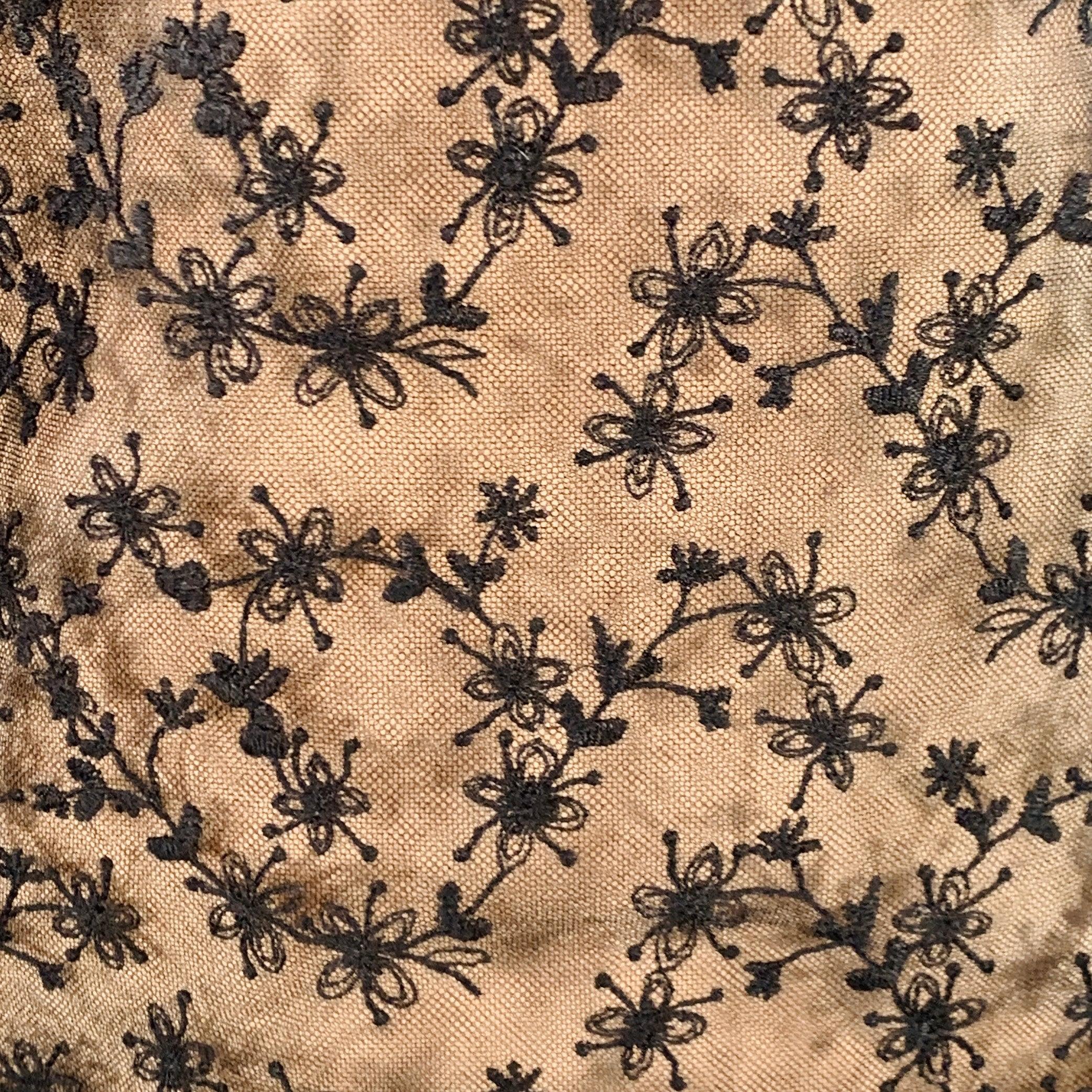 Camicetta di Jason Wu Collection
in pizzo di poliammide nero, senza colletto, con maniche a sbuffo e chiusura con bottoni. Viene fornito con una canotta staccabile color nudo.Eccellente condizione di usato. 

Contrassegnato:   4 

Misure: 
 
Spalla: