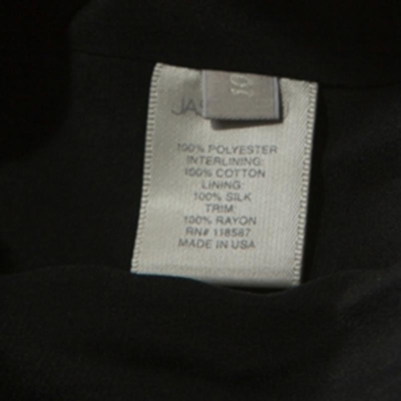 Un abito Jason Wu come questo può facilmente accompagnarti stagione dopo stagione. Stai benissimo con questo vestito rosso elegante. Presenta un design monospalla, splendide pieghe e pannelli neri.