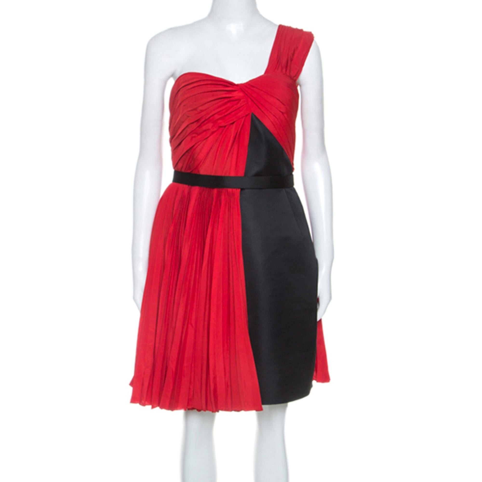 A Jason Wu dress like this can easily take you through season after season. Look marvellous in this posh red outfit. It features a one-shoulder design, gorgeous pleats and incorporation of black panels.

