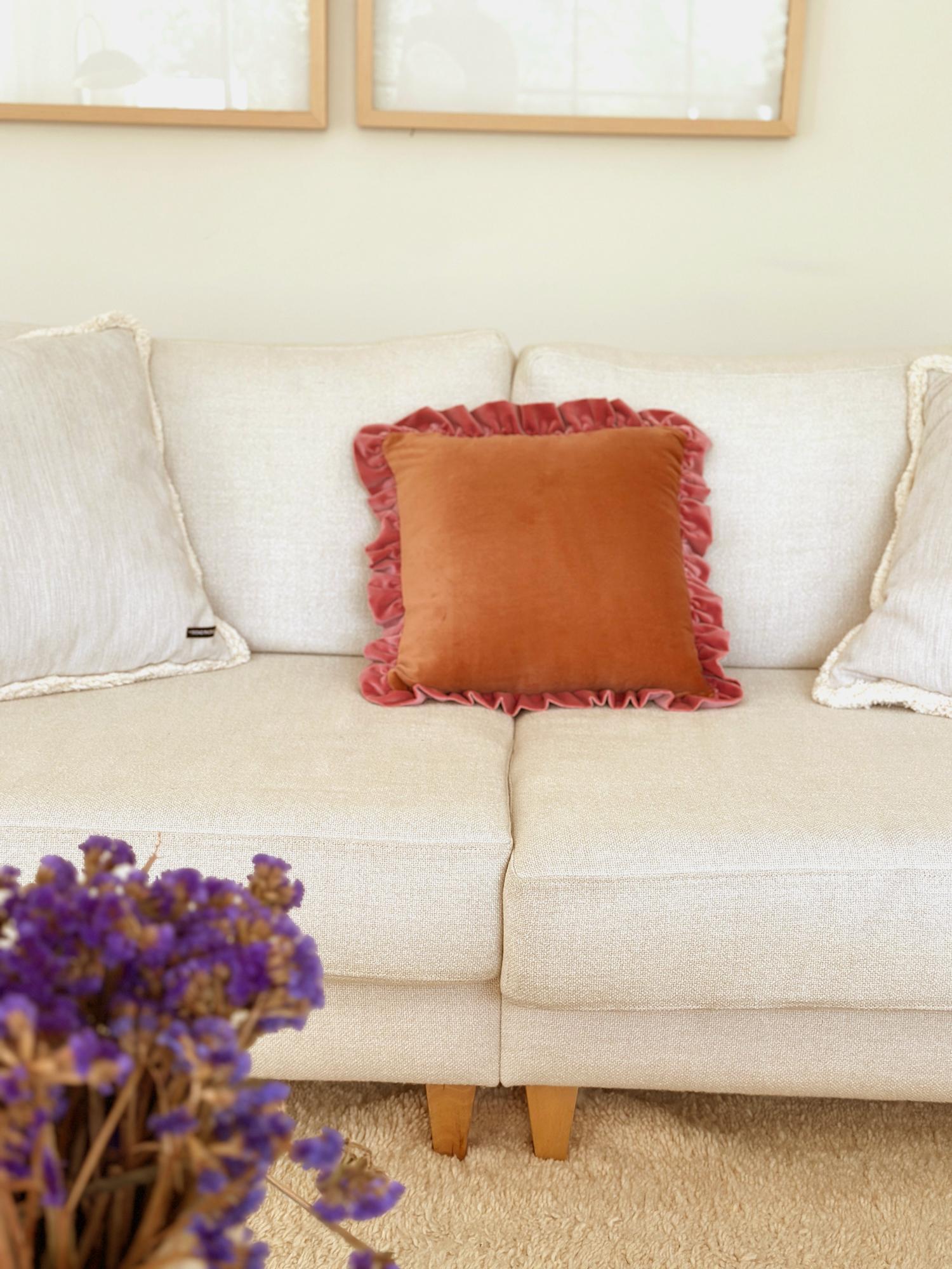 Portoghese Jasper Brick and Pink - Set di 2 cuscini in velluto deluxe fatti a mano e con bordi a balze in vendita