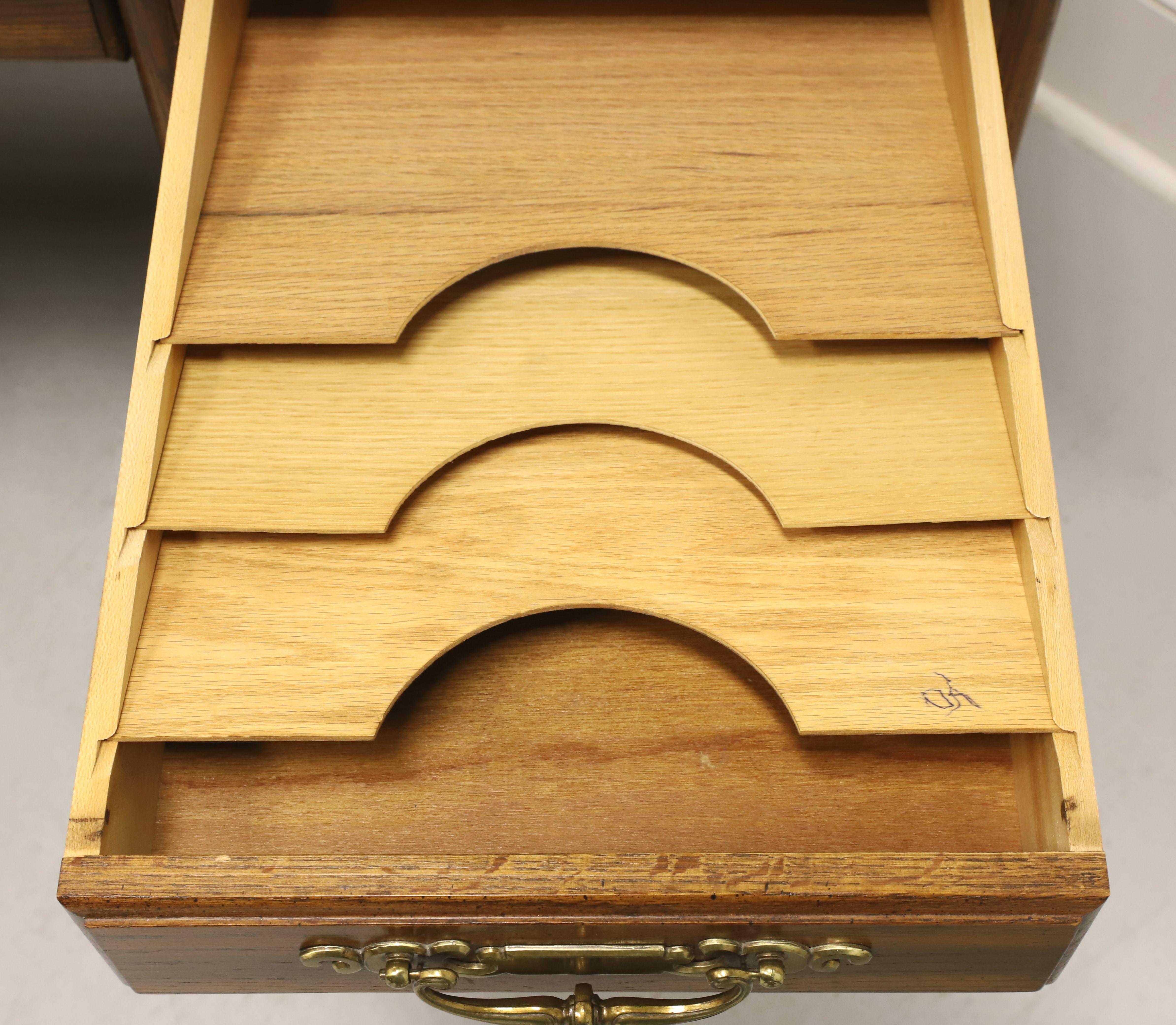 Bureau de direction traditionnel JASPER CABINET Americana en chêne avec plateau en cuir en vente 4