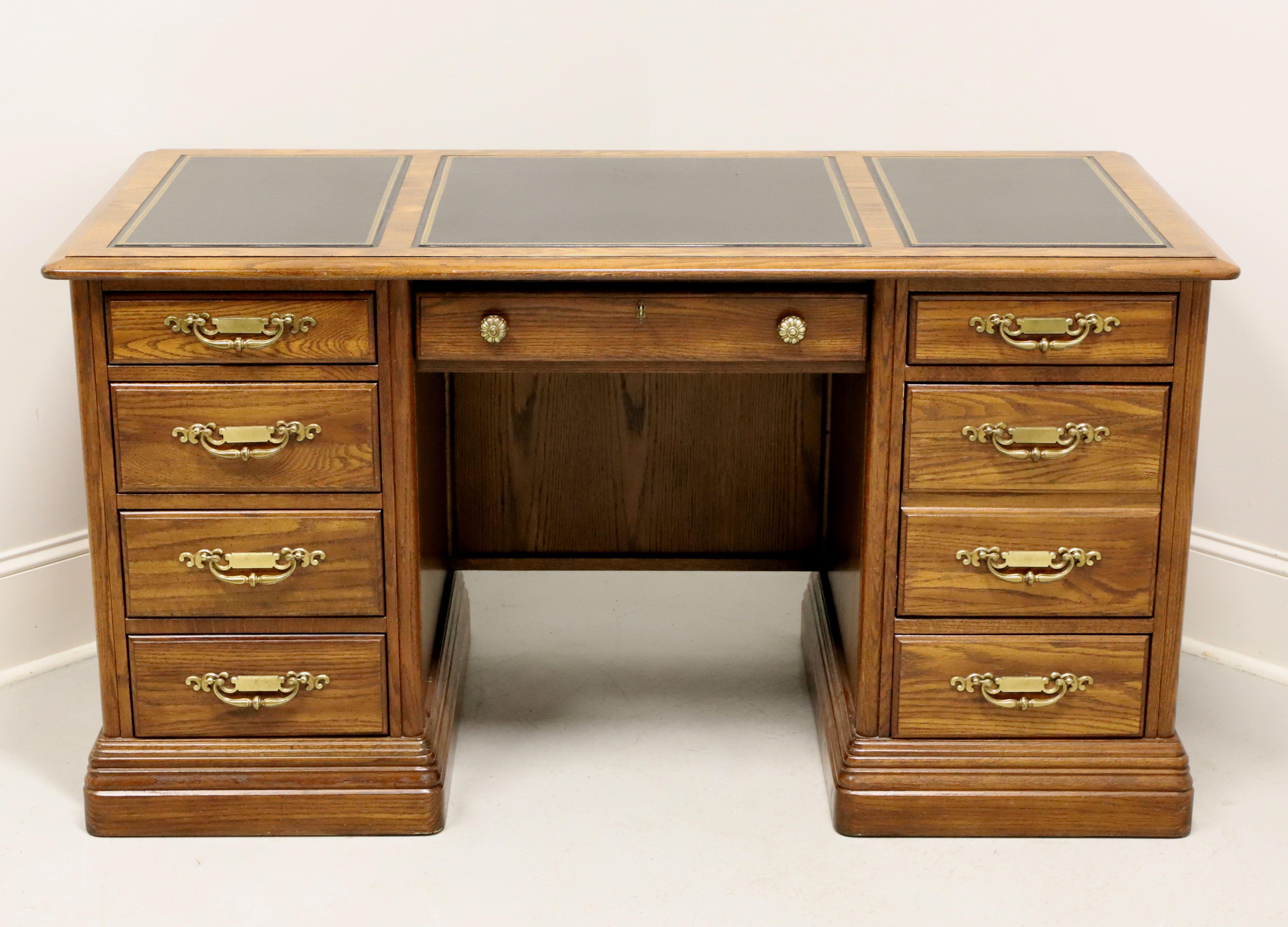 Classique américain Bureau de direction traditionnel JASPER CABINET Americana en chêne avec plateau en cuir en vente