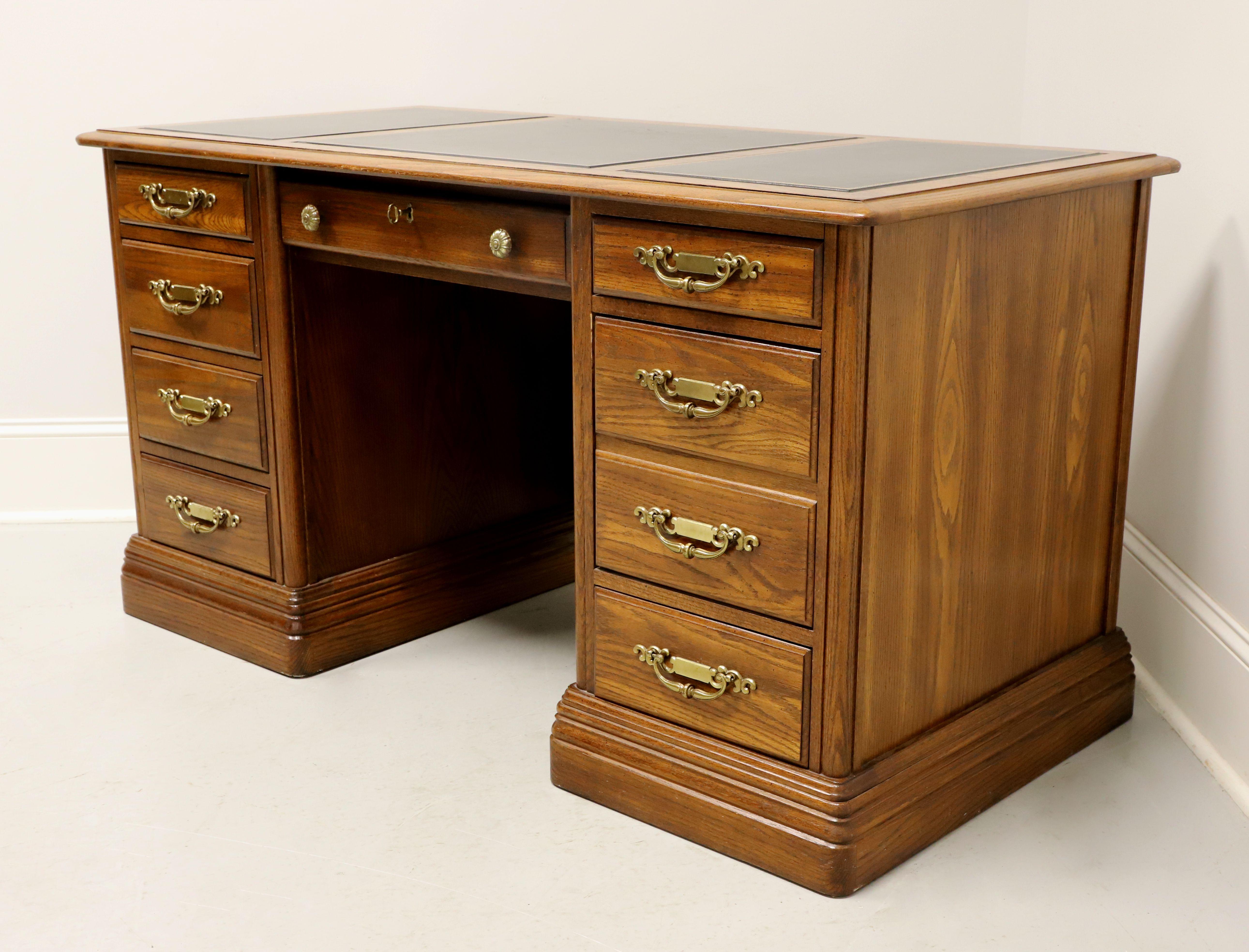 Américain Bureau de direction traditionnel JASPER CABINET Americana en chêne avec plateau en cuir en vente