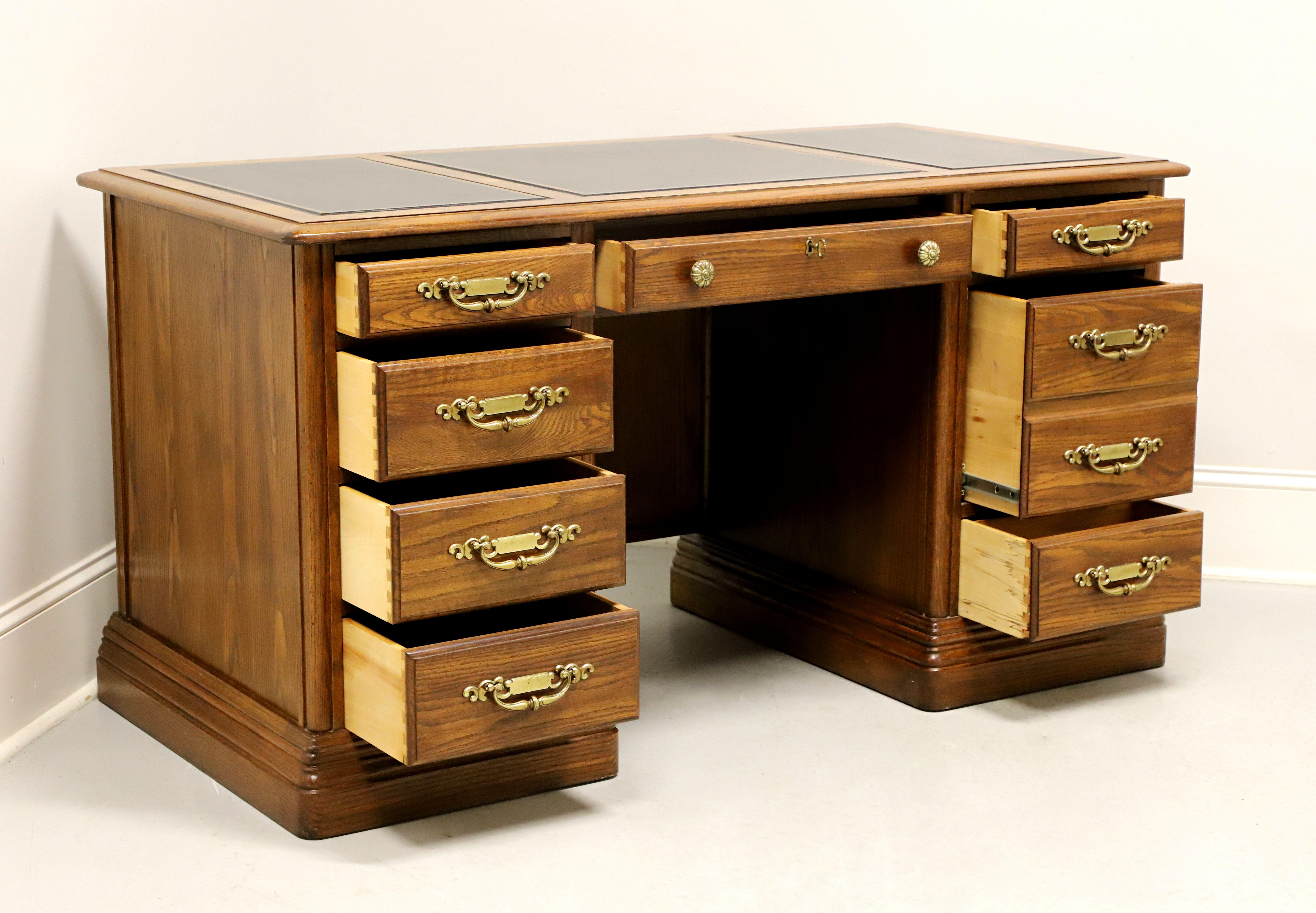 Bureau de direction traditionnel JASPER CABINET Americana en chêne avec plateau en cuir Bon état - En vente à Charlotte, NC