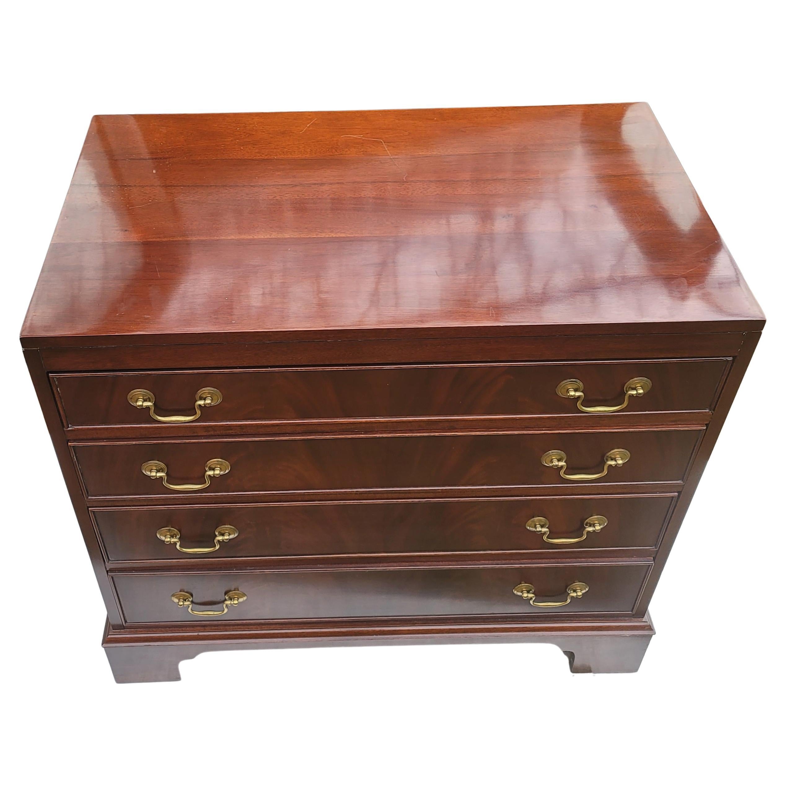 A Jasper cabinet Chippendale flame mahogany commode chest of drawers, beautifully finished with clean and perfectly functioning 4 drawers with dovetail joints.
Wood backing. Very good vintage condition.