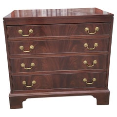 Jasper Cabinet Commode Chippendale en acajou flammé Commode à tiroirs