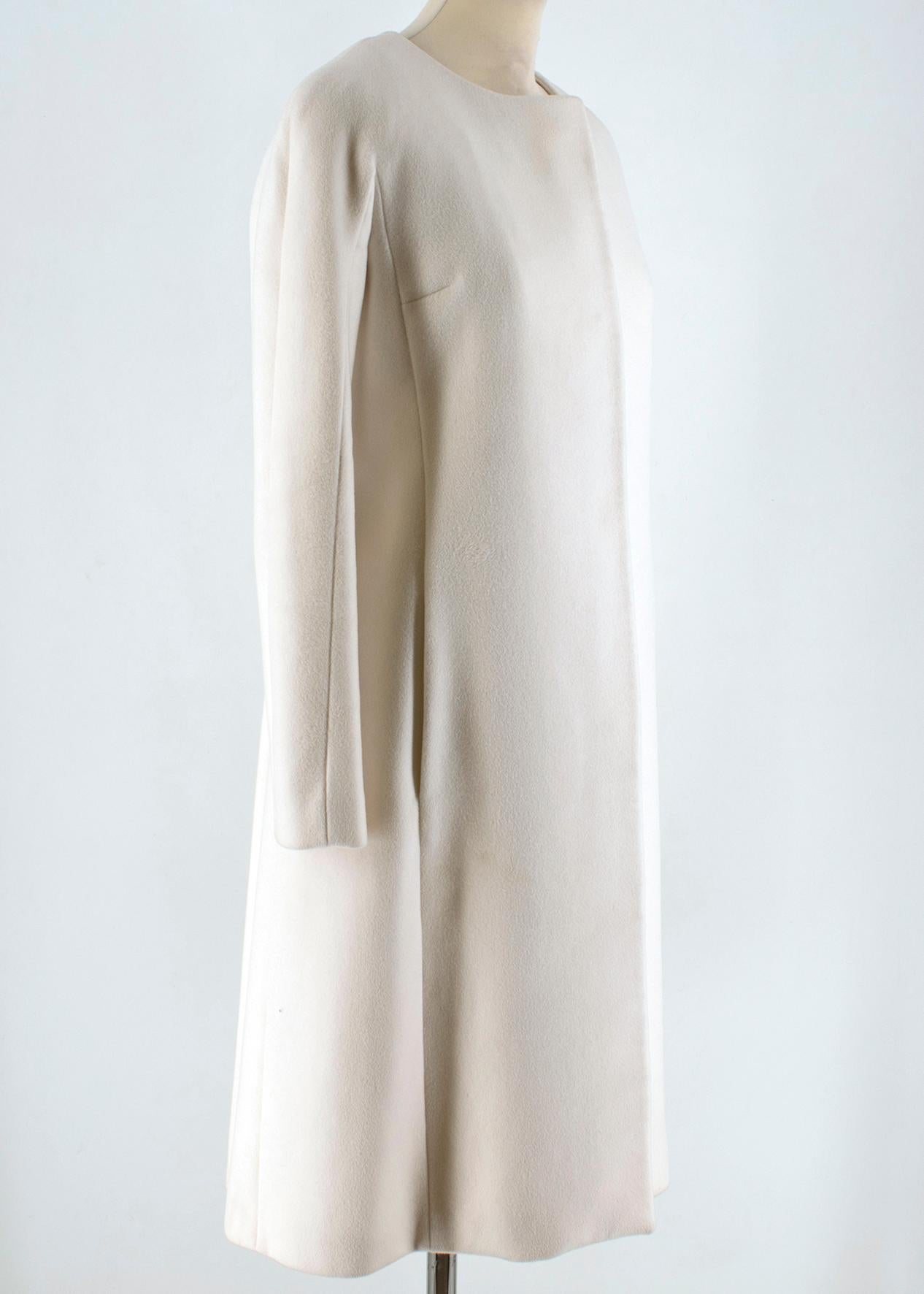 Jasper Conran cream beige cashmere long coat 

lining 100% silk;
no collar;
hidden button closure;
pleated at the back;

Please note, these items are pre-owned and may show signs of
being stored even when unworn and unused. This is reflected within