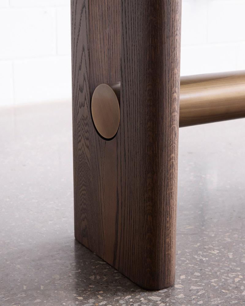 Nuestra consola Jasper es una mesa auxiliar atractiva y versátil, con una forma llamativa y alegres detalles orgánicos.  Fabricada en madera maciza y bronce patinado, la forma del tablero de la mesa es rectangular redondeada con el borde biselado. 