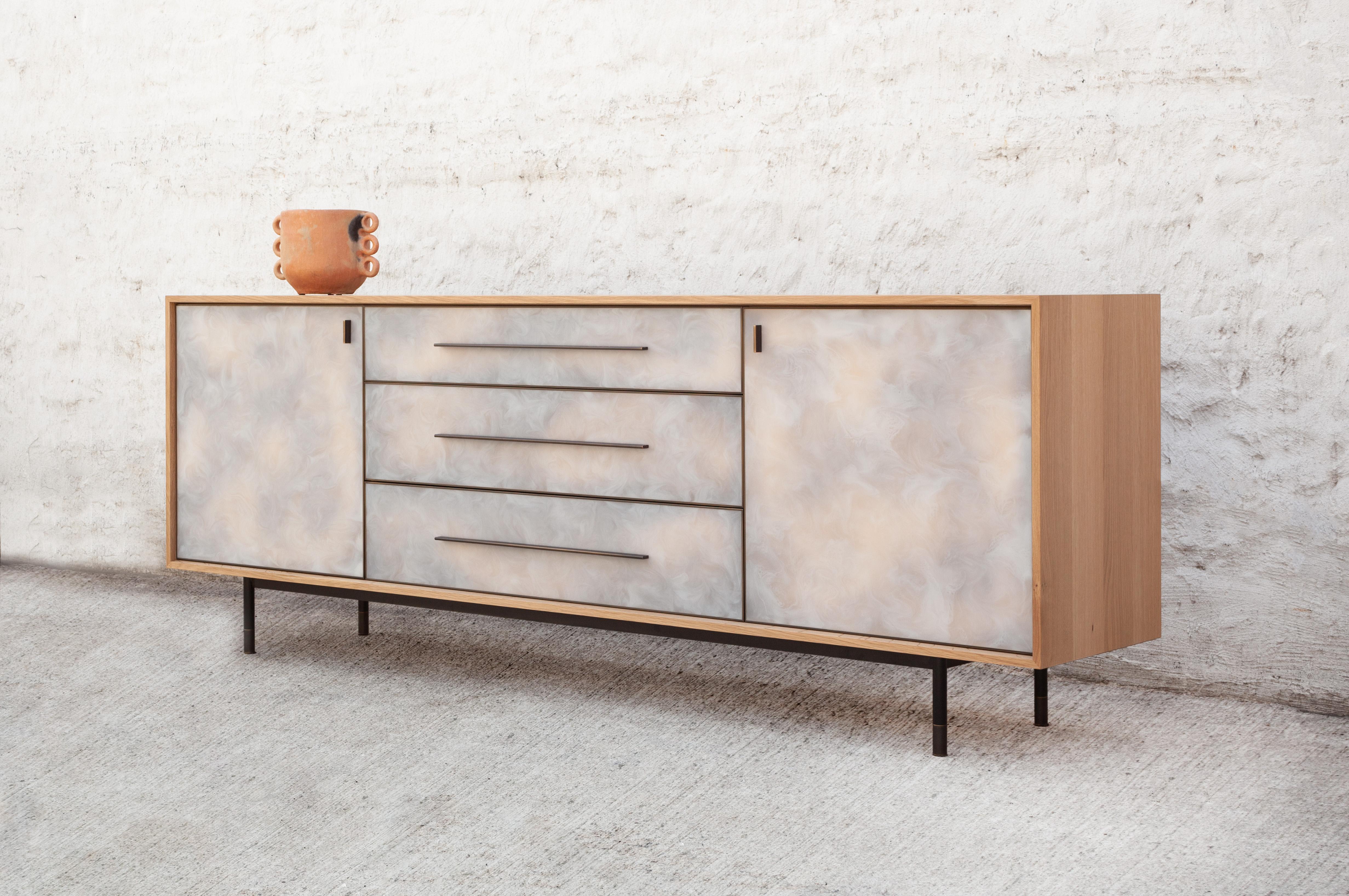 Materiali Immagine 1, 2 e 3: Oak bianco, marmo bianco + resina di bronzo, bordatura in bronzo patinato, ripiani in acciaio, base in acciaio annerito con piedini in bronzo patinato.

Materiali Immagine da 3 a 8: Oak bianco carbonizzato, marmo bianco