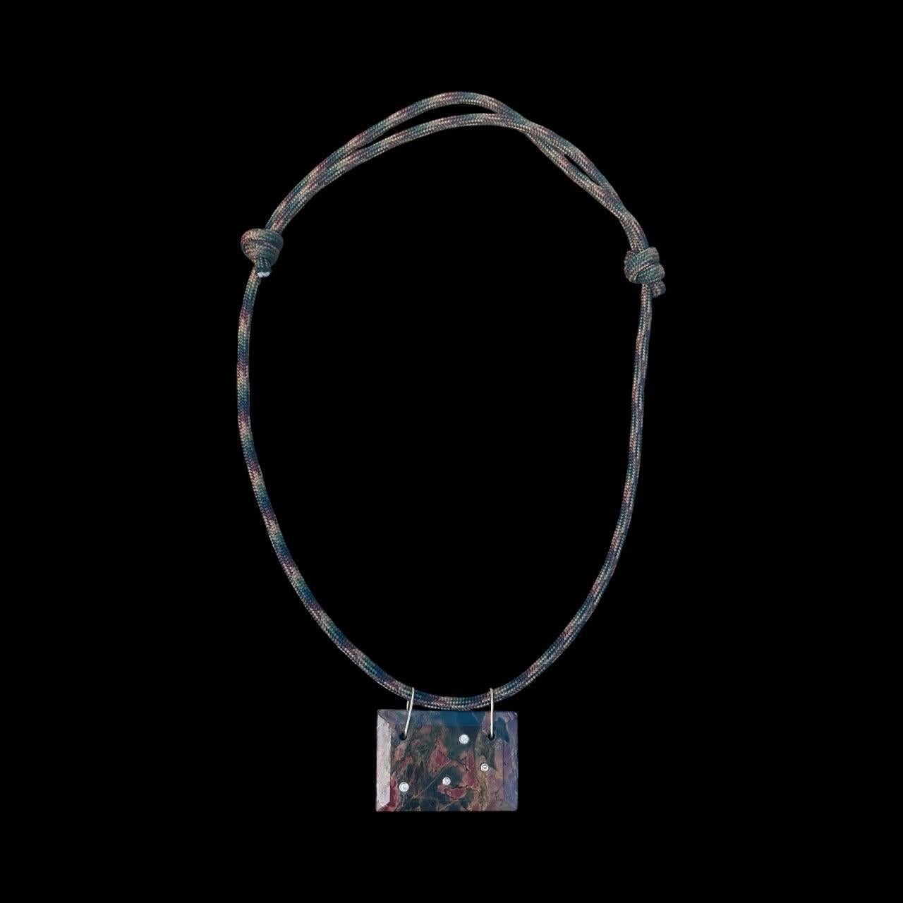 Jaspis & Diamant Paracord Halskette

Jaspis, Diamanten, 14k Gold und Paracord

Carved natürlichen Red Creek Jaspis zwei Loch Anhänger mit benutzerdefinierten 14k Gold Sprungringe. 1,5 