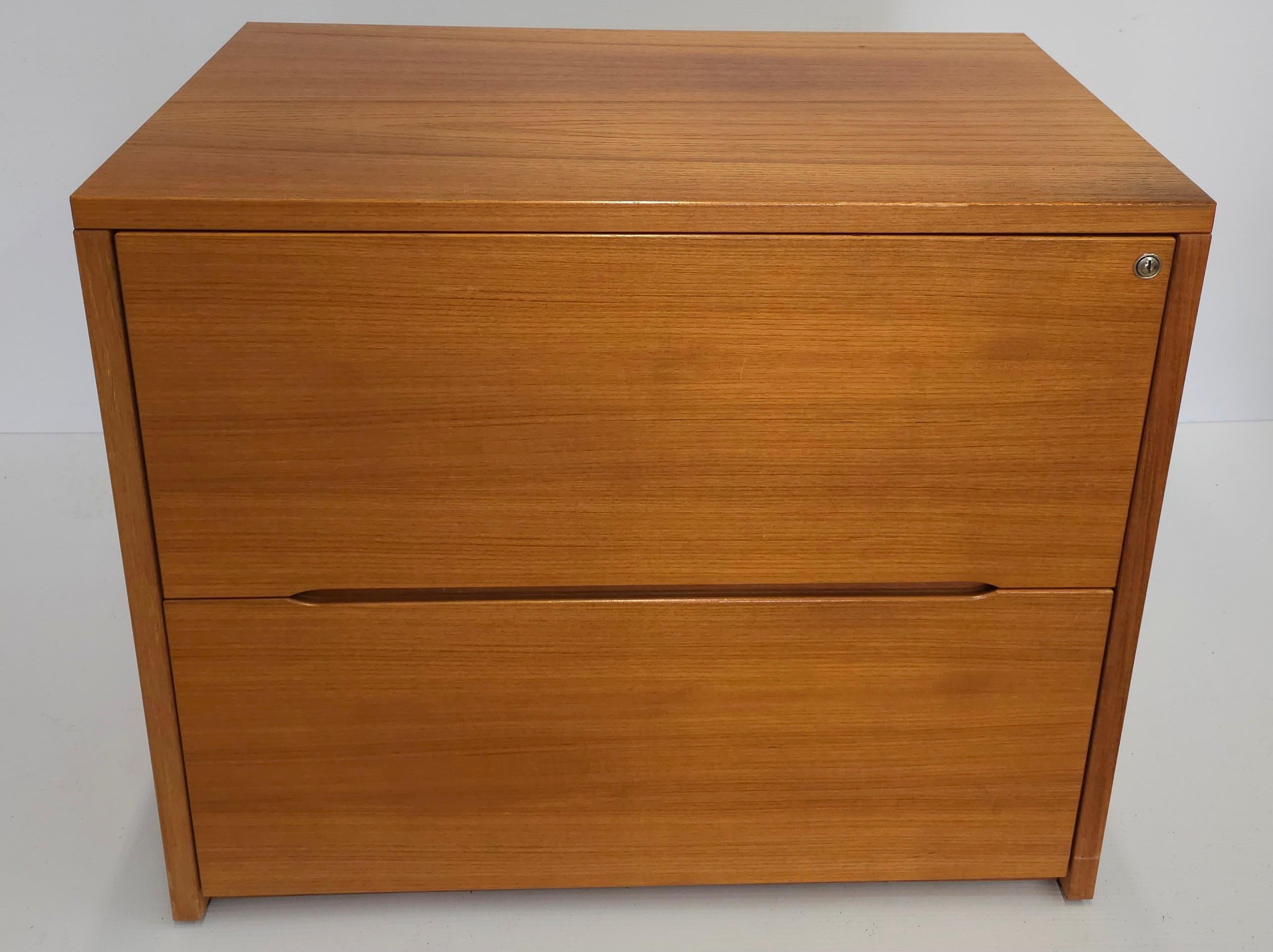 Un archivador lateral con cerradura danés moderno de teca de Jasper Furniture. Ambos cajones se cierran con llave. La llave rota original aún funciona
Mide 33,5