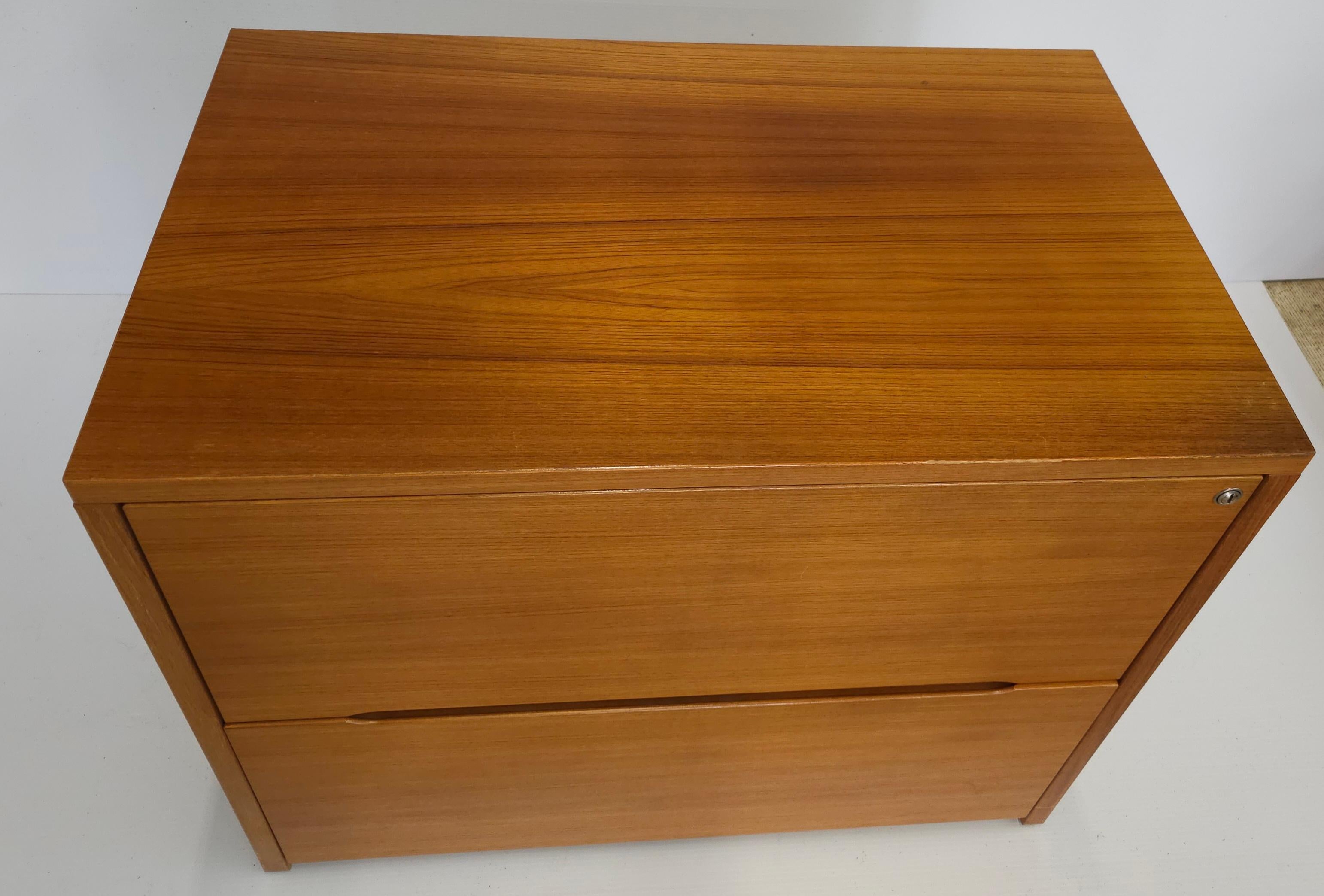 Jasper Furniture Archivador Lateral Danés Moderno de Teca con Cerradura Escandinavo moderno en venta
